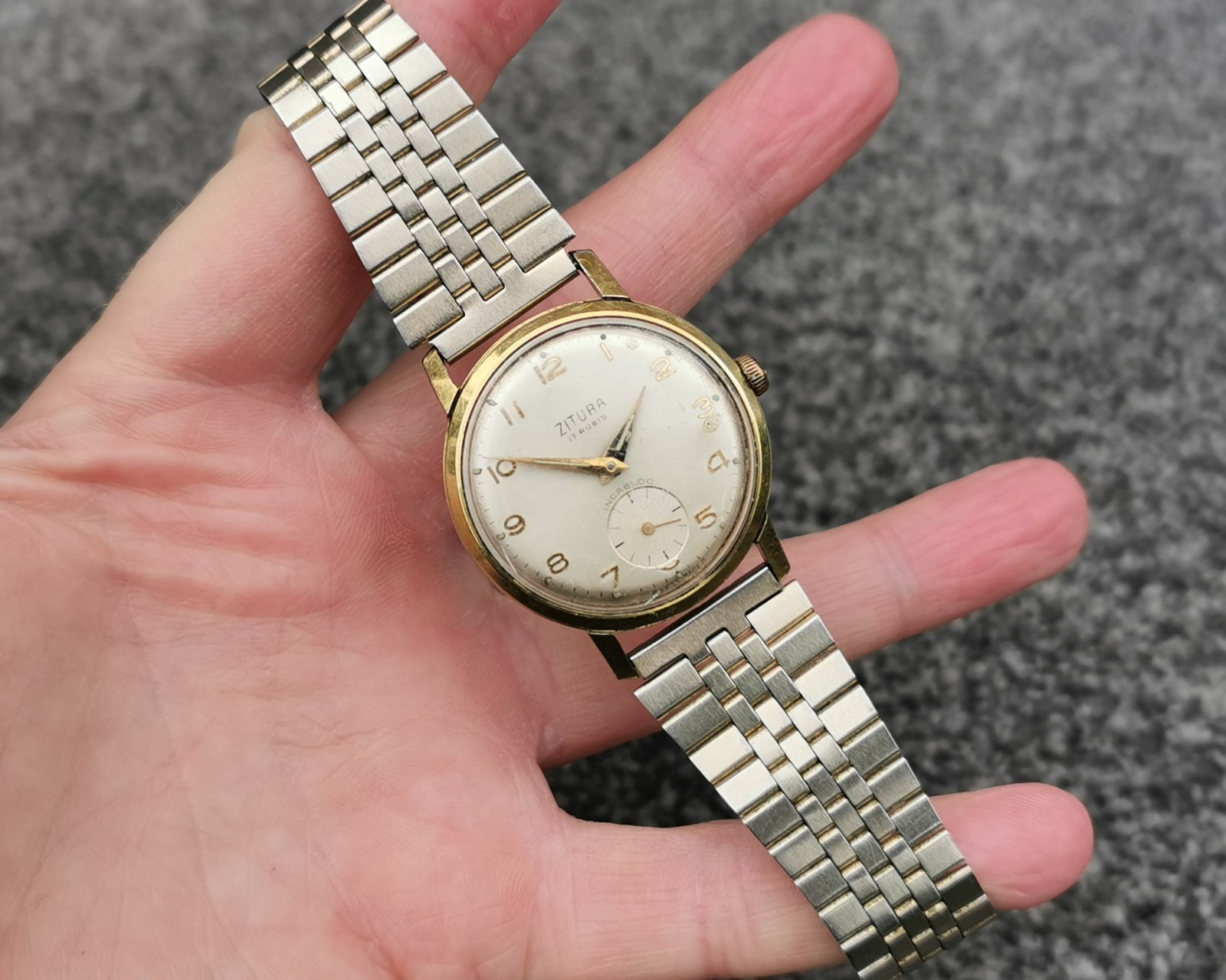 Gents Vintage Zitura Watch 17 Jewels Swiss Made Round Dial Sub Seconds Hand Gents Vintage Zitura Watch 17 Jewels Swiss Made Round Dial Sub Seconds Hand