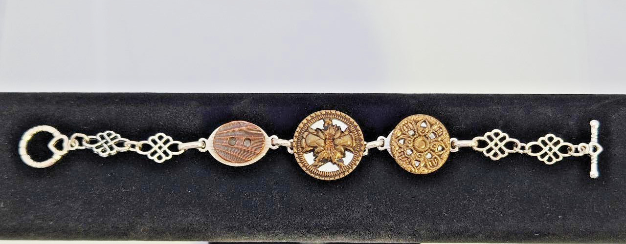 “My Mothers Buttons” Vintage & Antique Buttons Charm Bracelet 7.25 inch “My Mothers Buttons” Vintage & Antique Buttons Charm Bracelet 7.25 inch