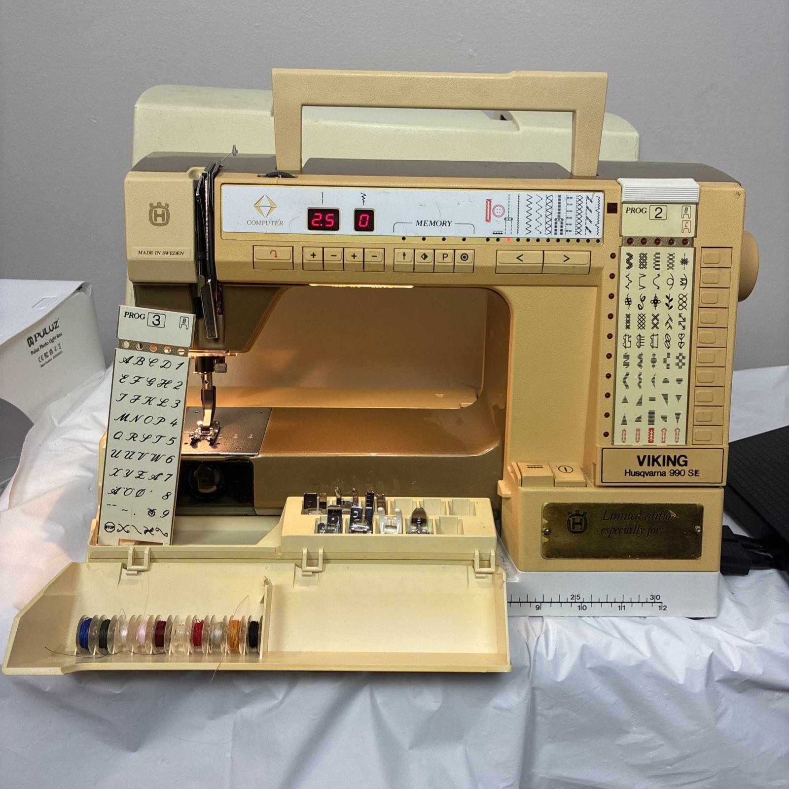 Viking Husqvarna 990 Sewing Machine with Pedal. Excellent Working Condition Viking Husqvarna 990 Sewing Machine with Pedal. Excellent Working Condition