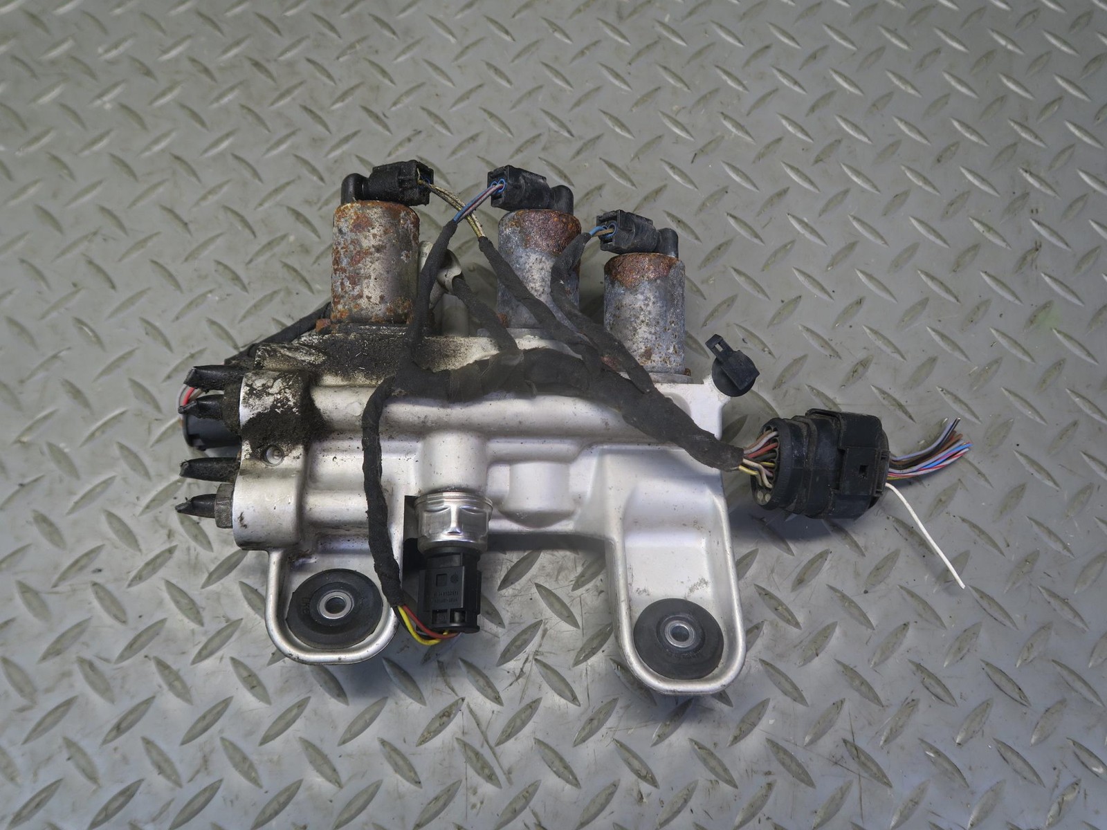 2008-2010 PORSCHE CAYENNE 957 AIR SUSPENSION HYDRAULIC VALVE BLOCK 7L0411851