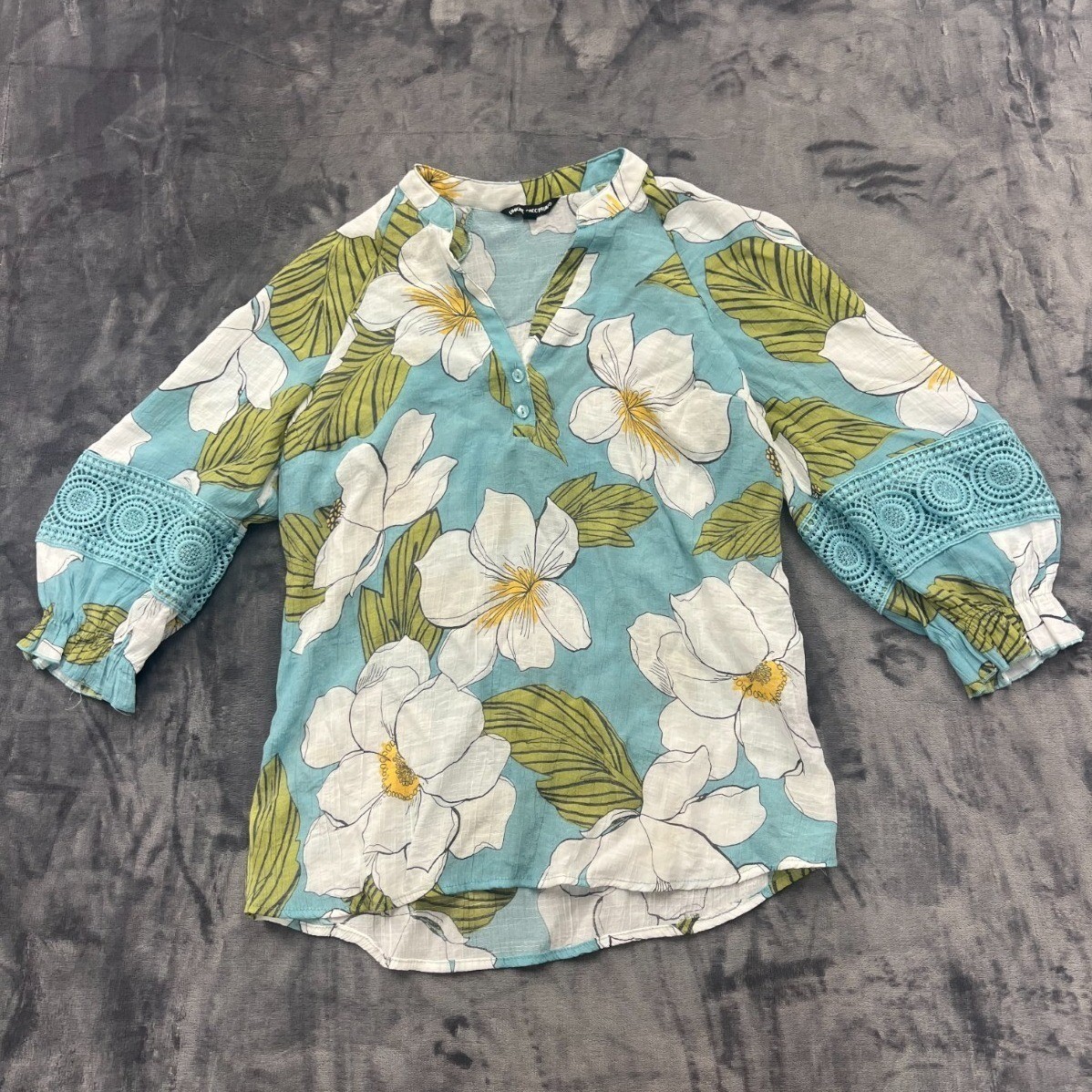 Unique Spectrum Blouse Top Womens Small Multicolor Floral V Neck Lace Detail Unique Spectrum Blouse Top Womens Small Multicolor Floral V Neck Lace Detail
