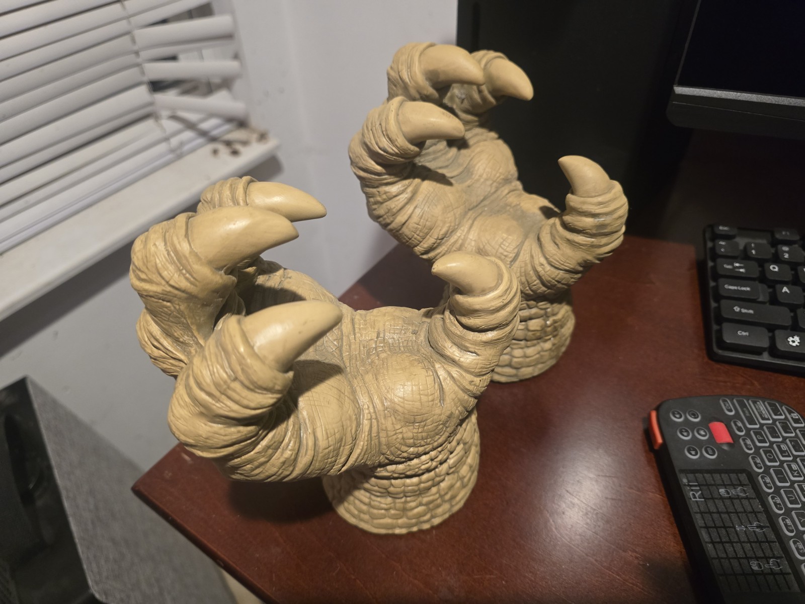 Design Toscano Talons of the Dunheviel Dragon Wall Sculptures NG32489 Design Toscano Talons of the Dunheviel Dragon Wall Sculptures NG32489