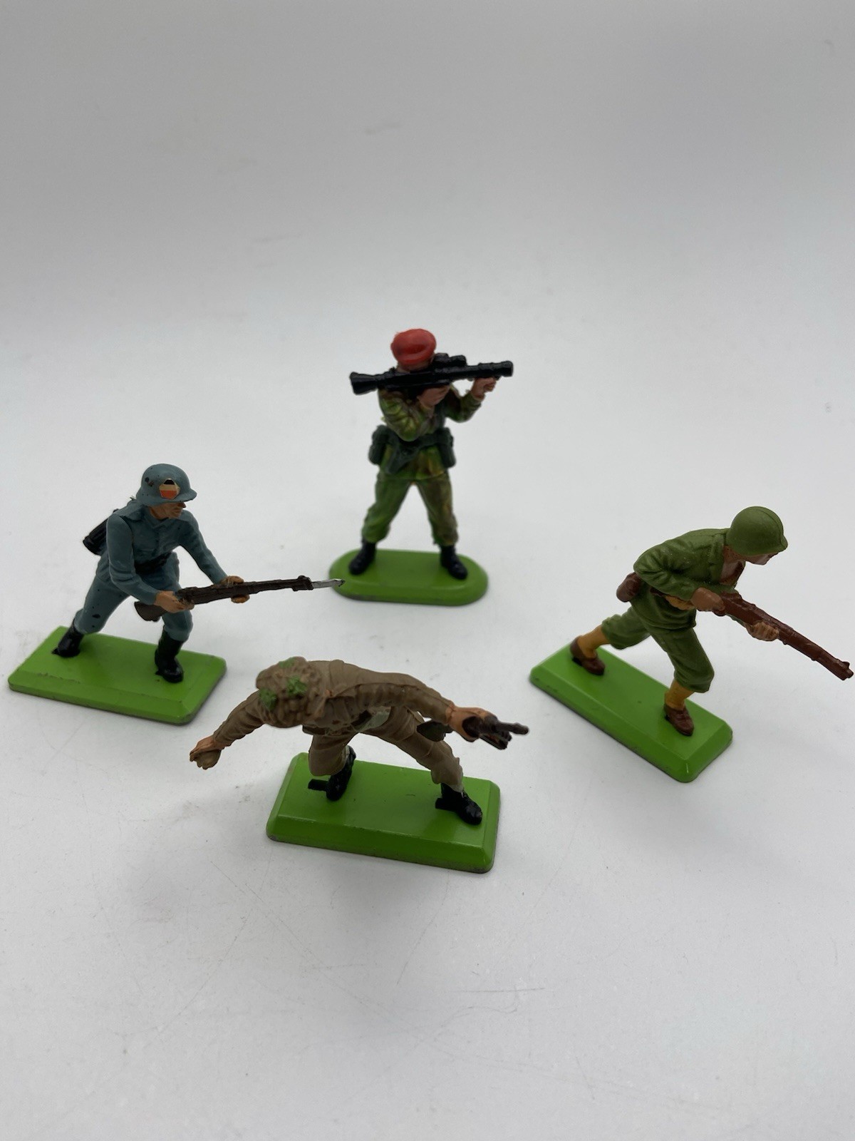 Vintage Britain’s Deetail Ww II Toy Soldiers Lot Of 4 Mixed 1971 & 1978 Bases