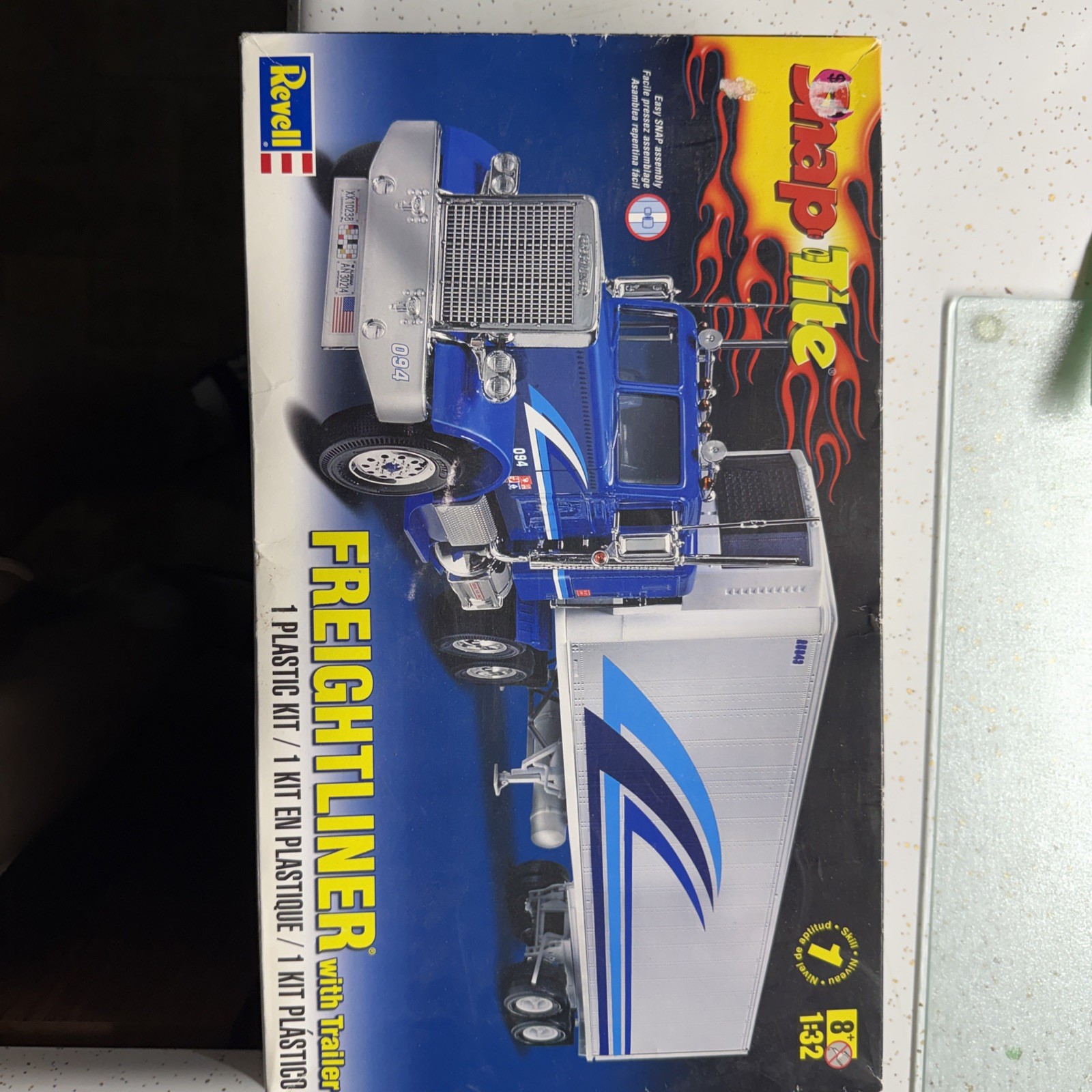 Revell -Snap Tite - Freightliner with Trailer - Model Kit 1/32 M3 Revell -Snap Tite - Freightliner with Trailer - Model Kit 1/32 M3