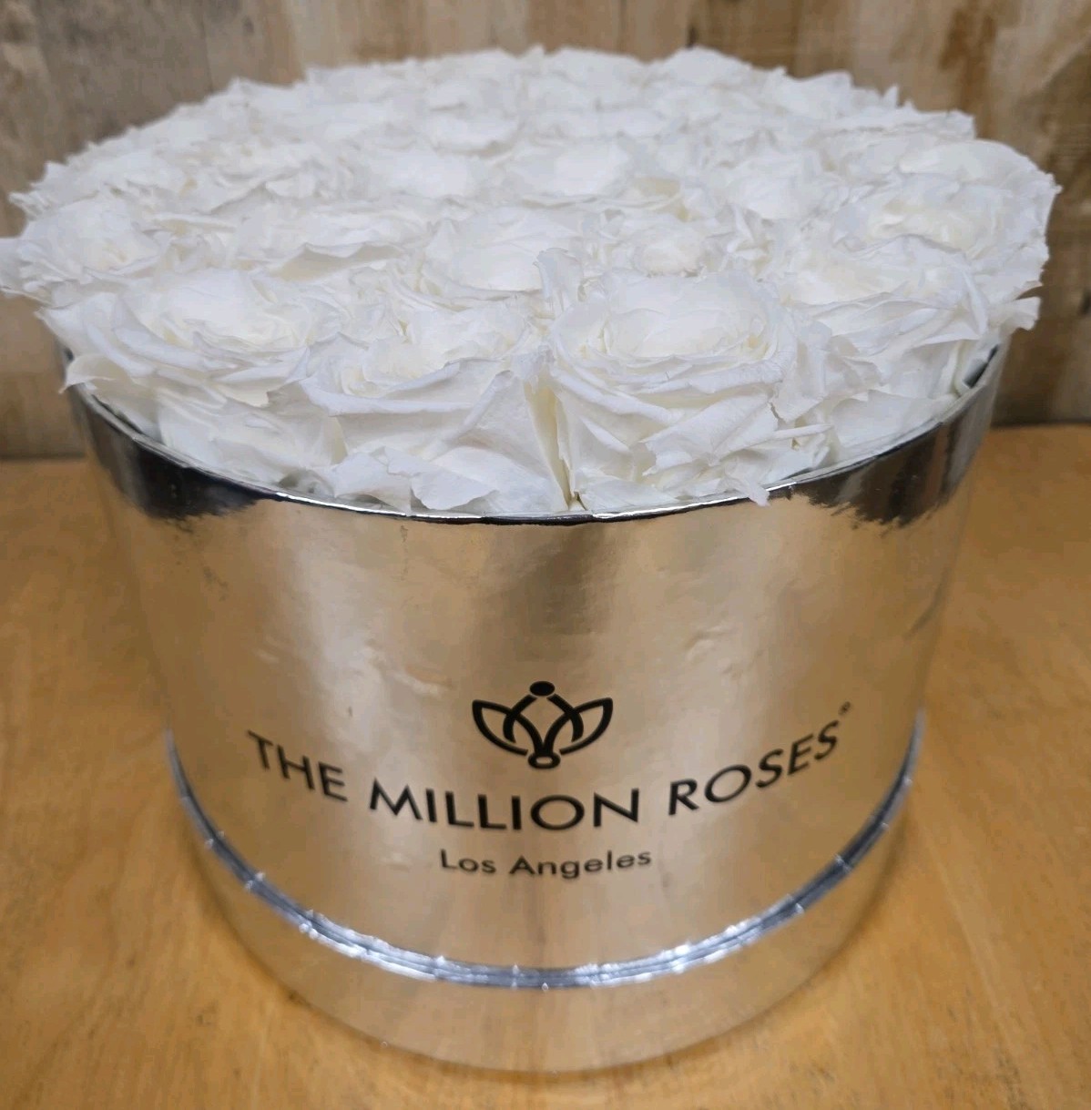 THE MILLION ROSES 30 Preserved Roses Heart Box Gift White & Silver Los Angeles THE MILLION ROSES 30 Preserved Roses Heart Box Gift White & Silver Los Angeles