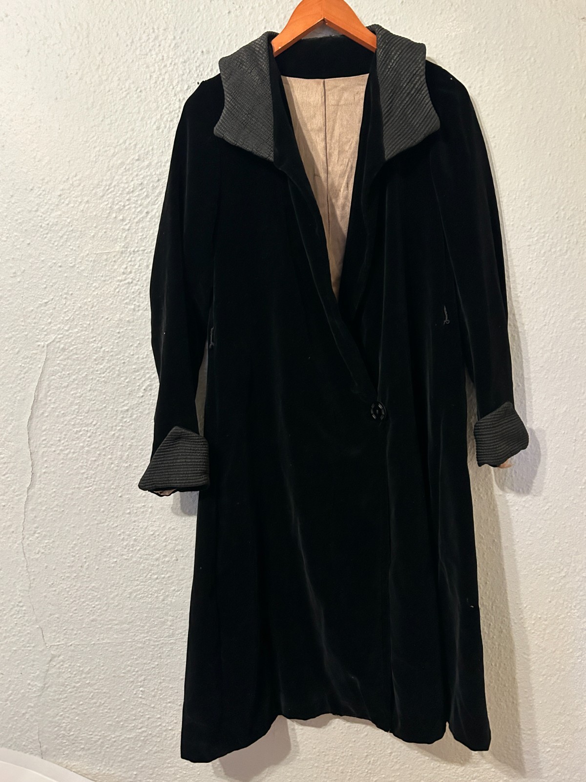 Antique 1920s Womens Black Velvet Opera Evening Coat Silk Lining Edwardian Antique 1920s Womens Black Velvet Opera Evening Coat Silk Lining Edwardian