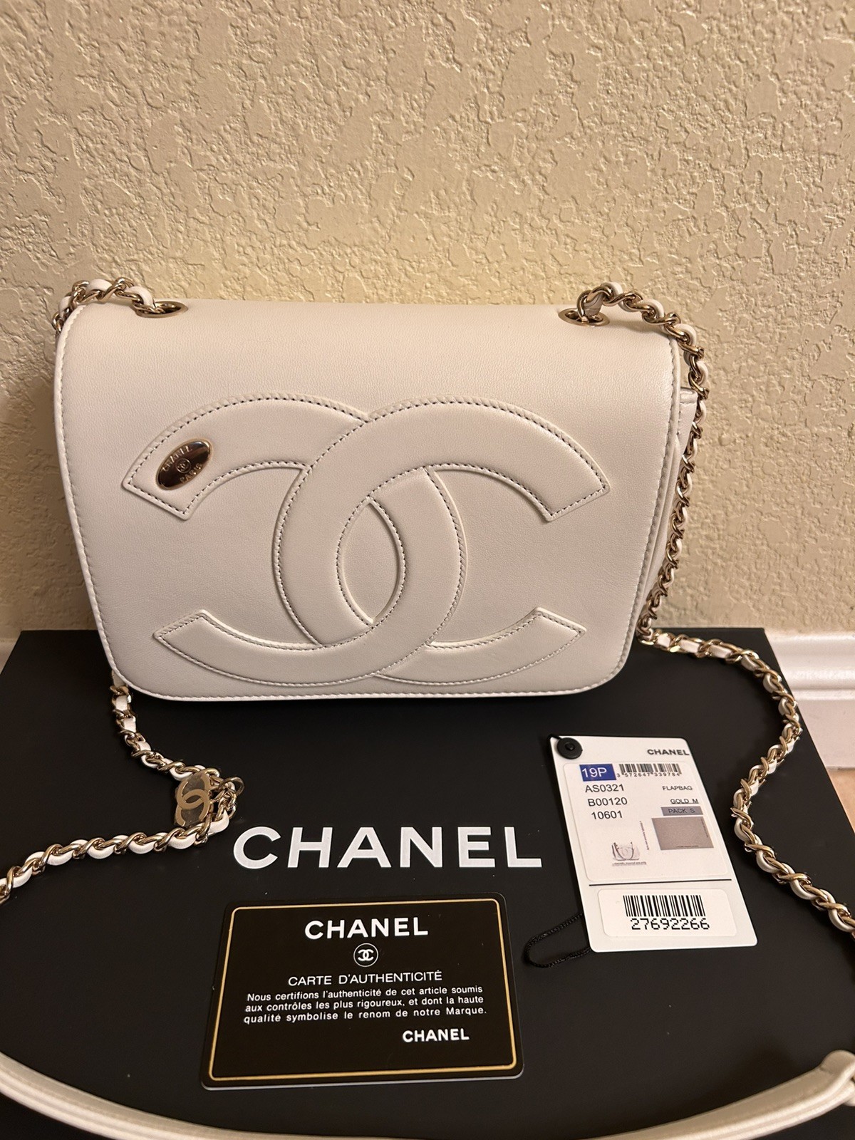 RARE Authentic Chanel White CC Flapbag / Crossbody leather bag with Chaim