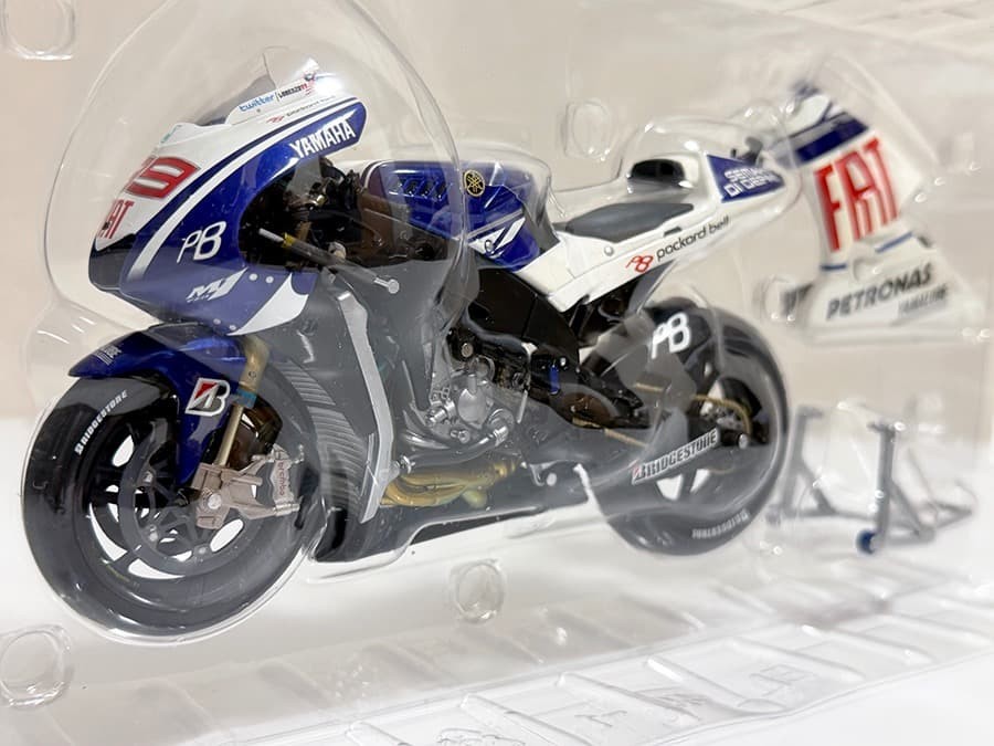 Minichamps 1/12 Yamaha YZR-M1 MotoGP 2010 Lorenzo