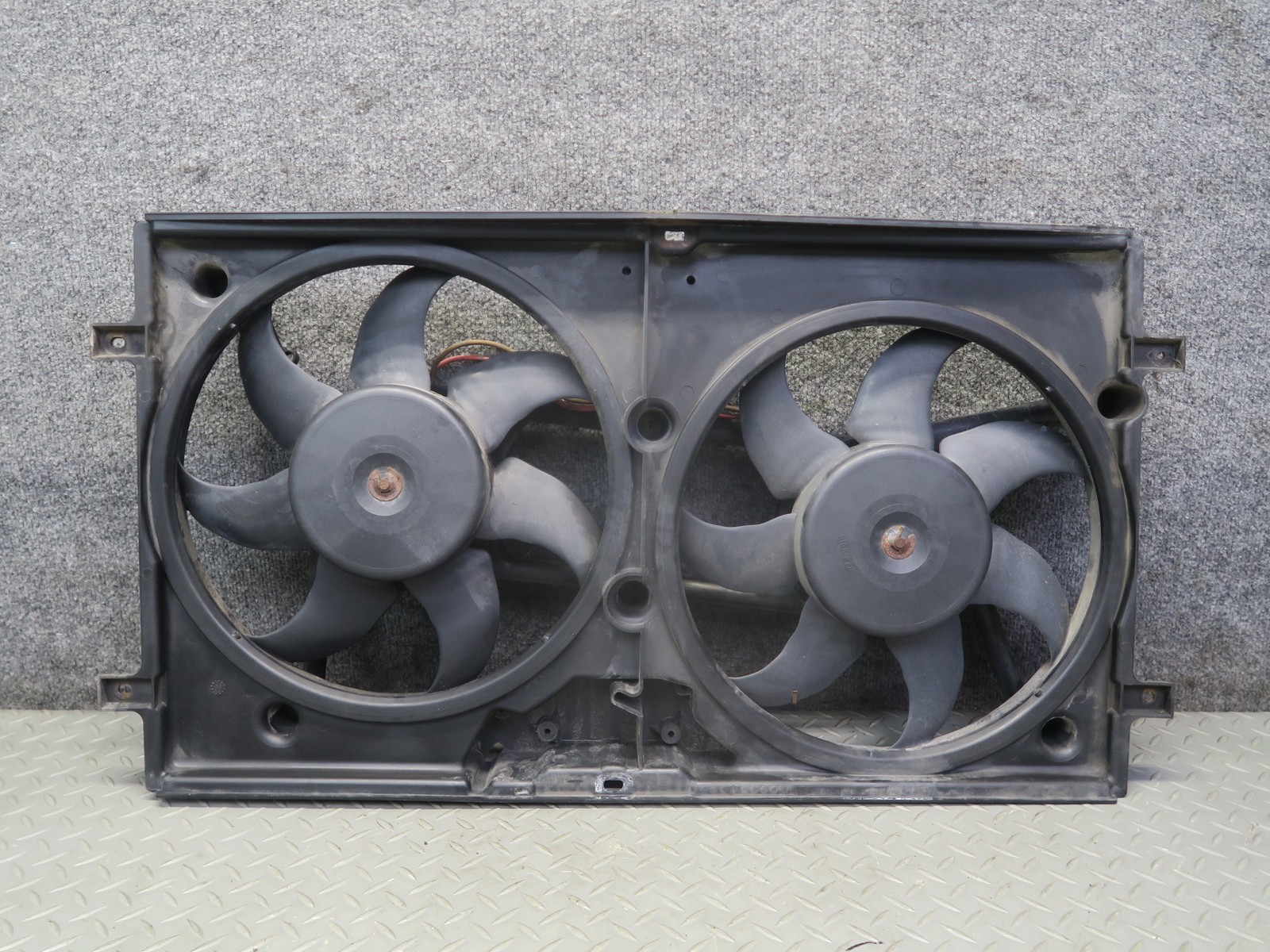 99-03 VW EUROVAN T4 2.8L ENGINE RADIATOR COOLING FAN MOTOR SHROUD 7D0121207 OEM