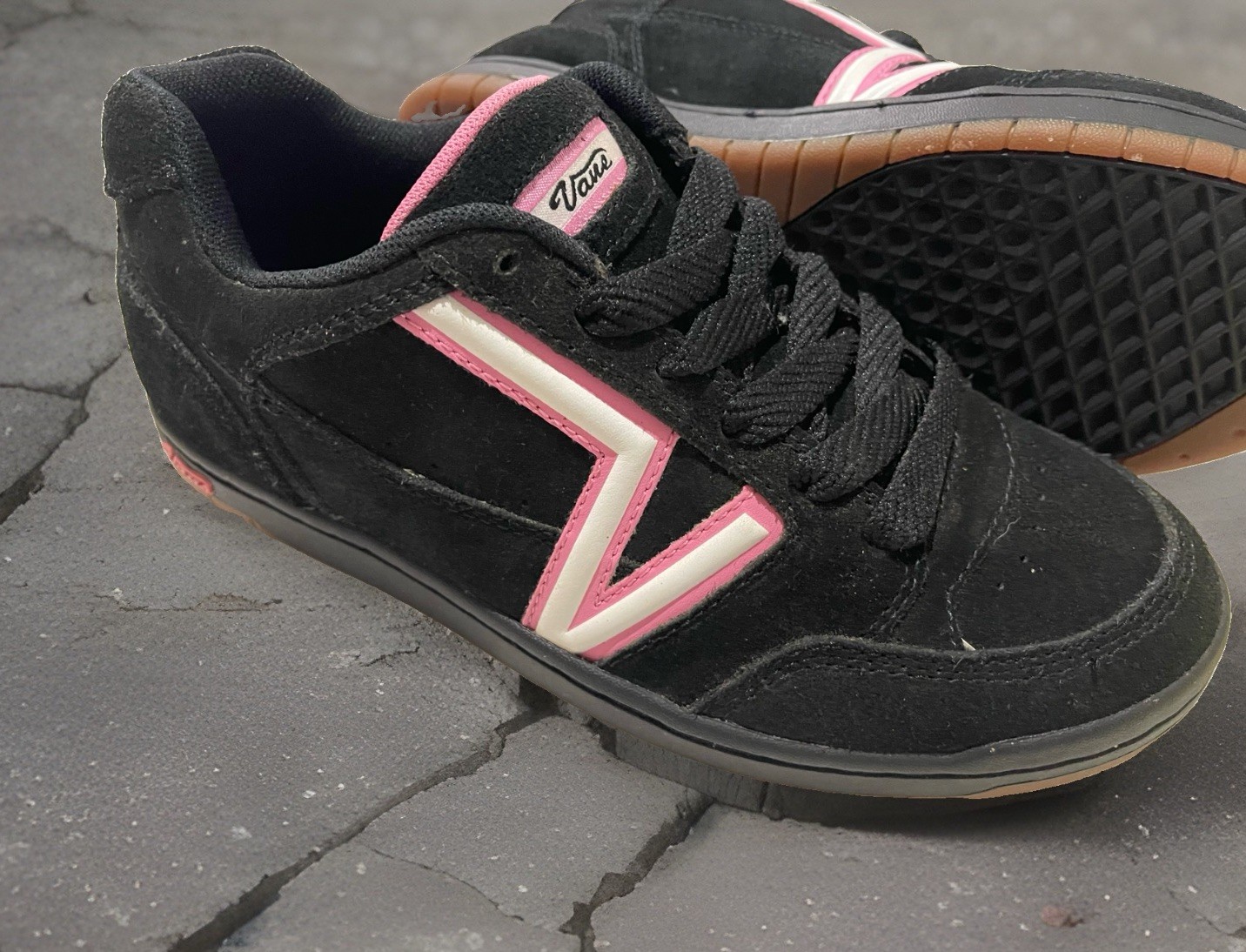 Vintage 2000’s Puffy Vans Shoe Black/pink - Big V Logo - Women’s 8.5 - Excellent Vintage 2000’s Puffy Vans Shoe Black/pink - Big V Logo - Women’s 8.5 - Excellent