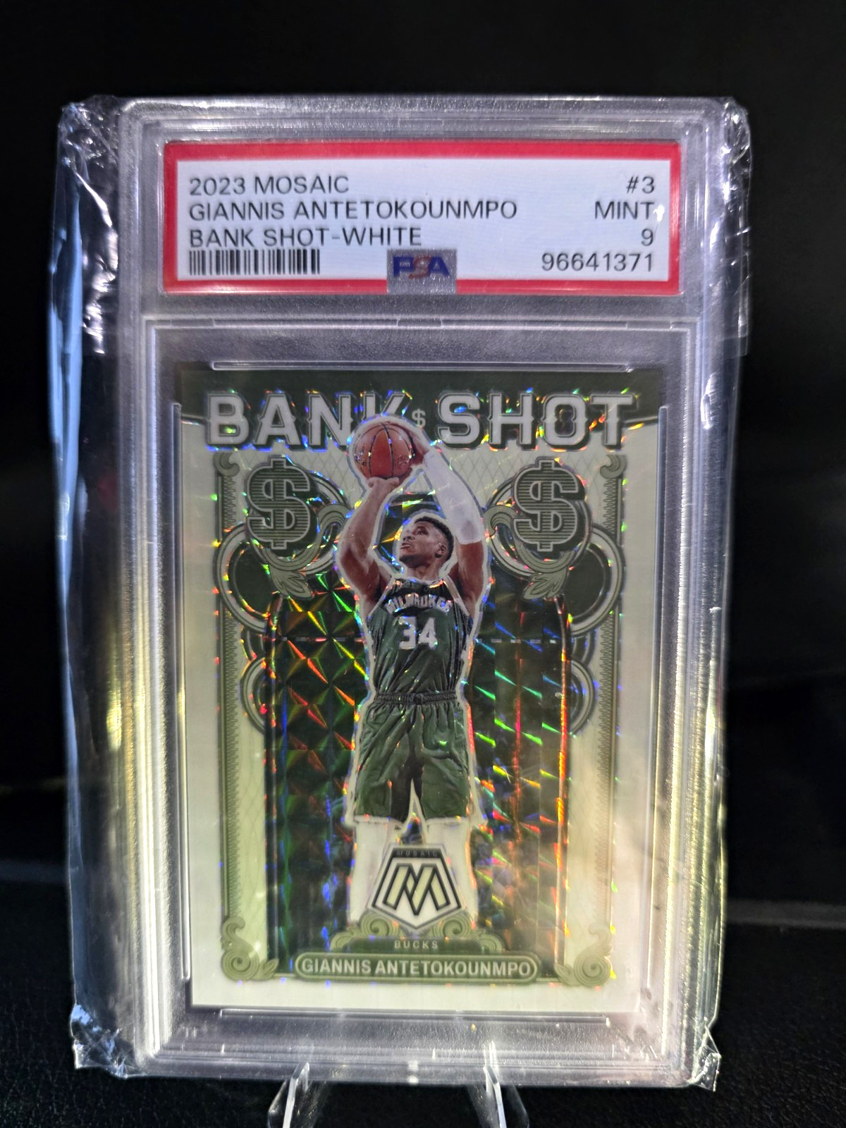 2023-24 Panini Mosaic Giannis Antetokounmpo Bank Shot White /25 #3 2023-24 Panini Mosaic Giannis Antetokounmpo Bank Shot White /25 #3
