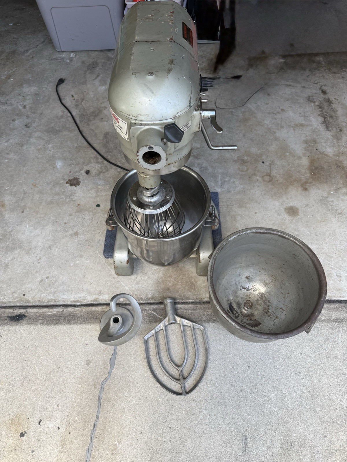 Hobart A-200T 20 qt Mixer 115V Timer Stainless 12qt & 20qt Bowl 3 Attachments Hobart A-200T 20 qt Mixer 115V Timer Stainless 12qt & 20qt Bowl 3 Attachments