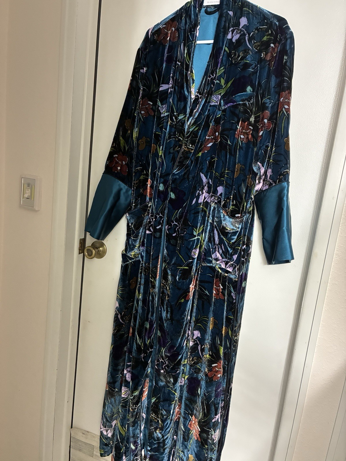 Olivia Von Halle Dark Teal Floral Silk Velvet Robe. Excellent- Pre Owned Olivia Von Halle Dark Teal Floral Silk Velvet Robe. Excellent- Pre Owned