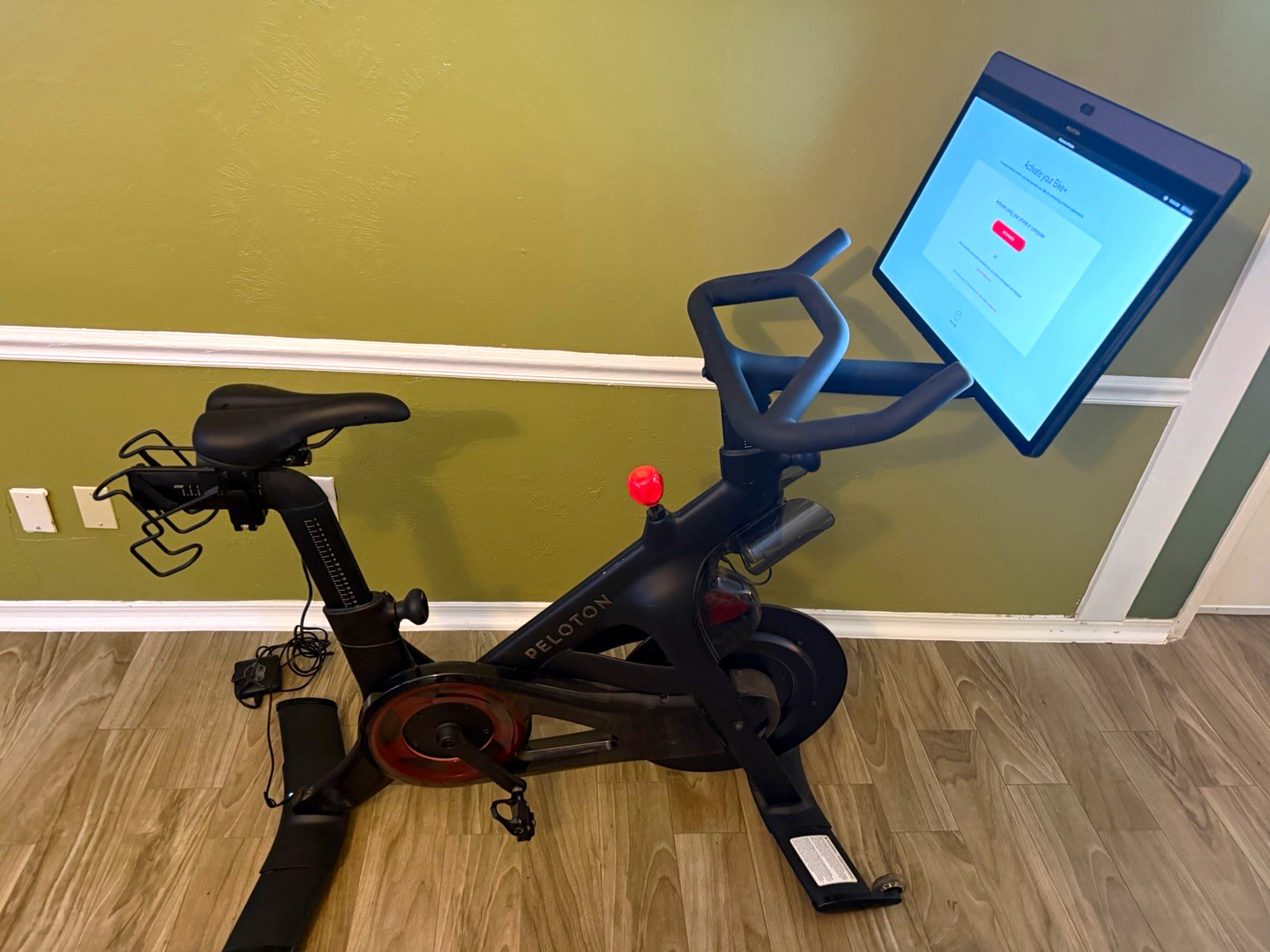 Peloton Bike+ w/ 23.8” Rotating Touchscreen – Excellent Working Condition Peloton Bike+ w/ 23.8” Rotating Touchscreen – Excellent Working Condition