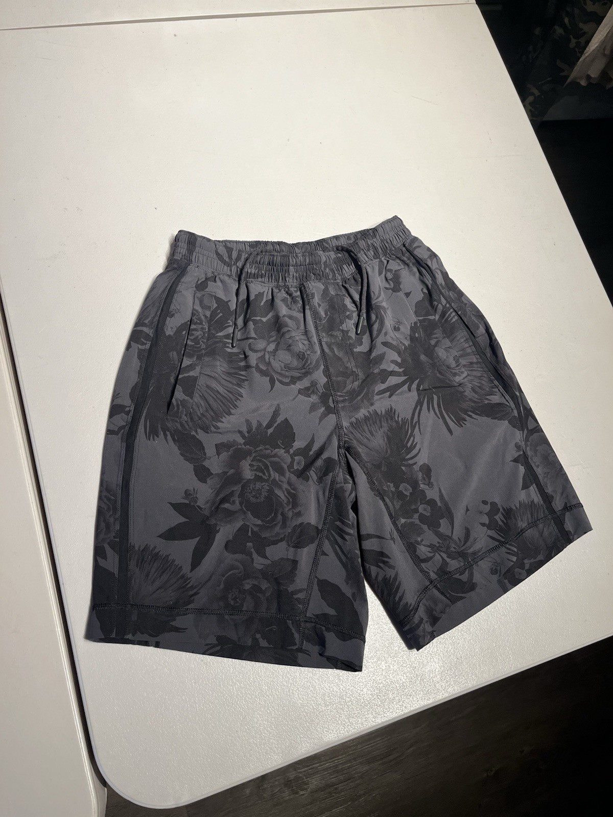 Lululemon Shorts Men\'s Small Black Floral Pace Breaker T.H.E Unlined 8.5” Inseam Lululemon Shorts Men\'s Small Black Floral Pace Breaker T.H.E Unlined 8.5” Inseam