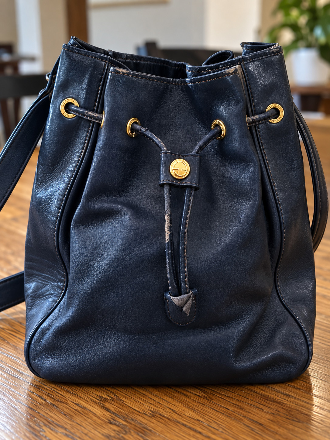 GUCCI Lambskin Leather Crossbody Horsebit Bucket Bag Italy GUCCI Lambskin Leather Crossbody Horsebit Bucket Bag Italy