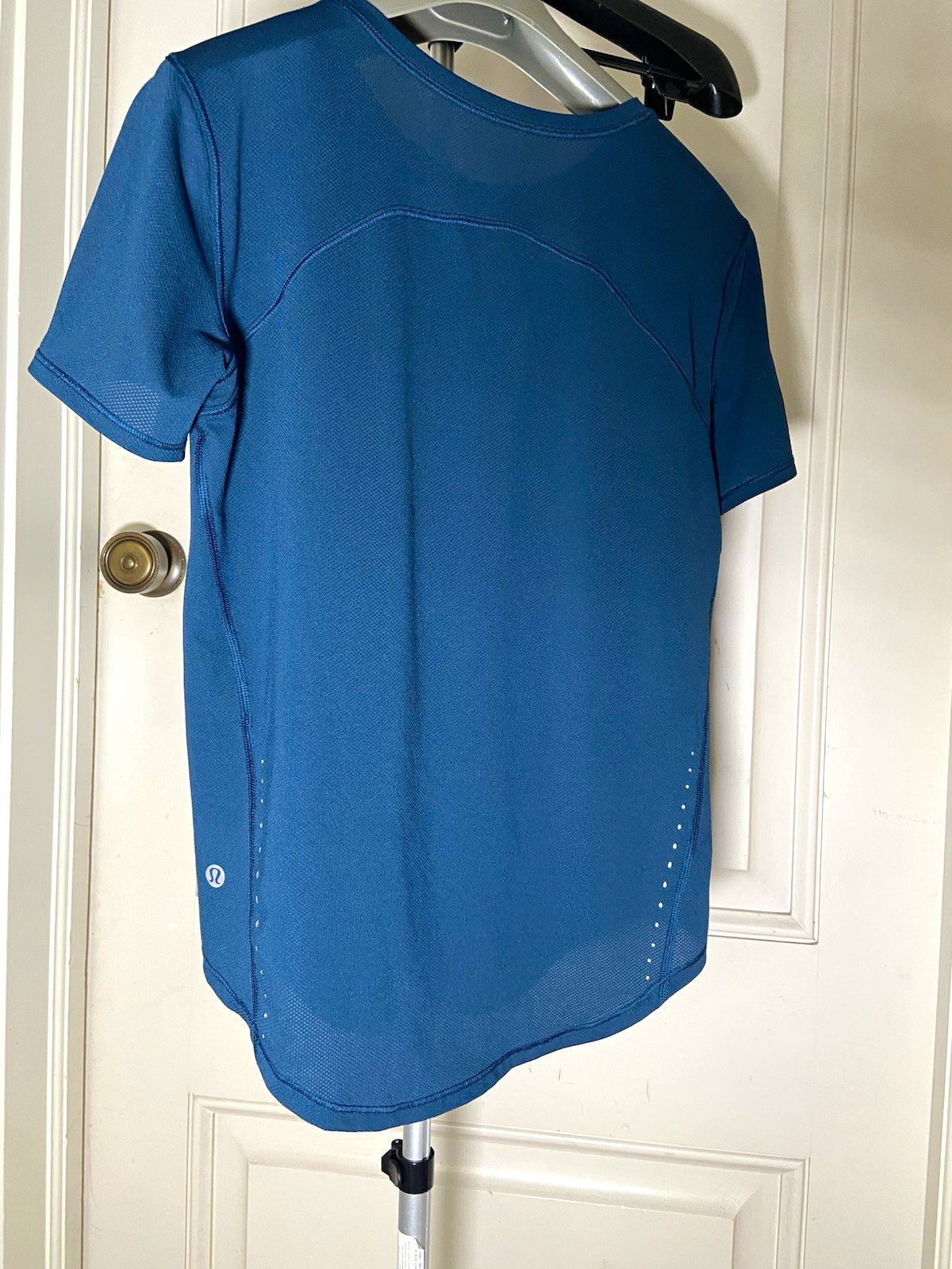 lululemon Women’s Teal Navy Blue Reflective Crew Neck Athletic Tee Shirt M lululemon Women’s Teal Navy Blue Reflective Crew Neck Athletic Tee Shirt M