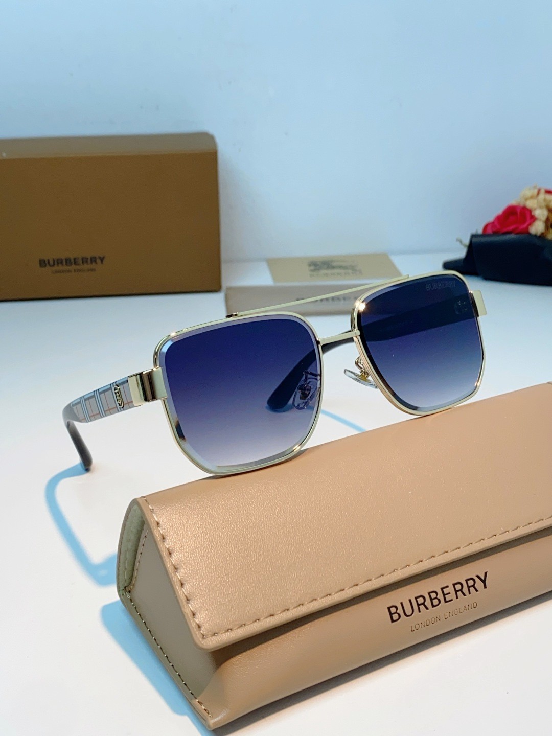 Burberry BE3138 Unisex Sunglasses 60‑15‑145 Gold Aviator Check TB Gradient Burberry BE3138 Unisex Sunglasses 60‑15‑145 Gold Aviator Check TB Gradient