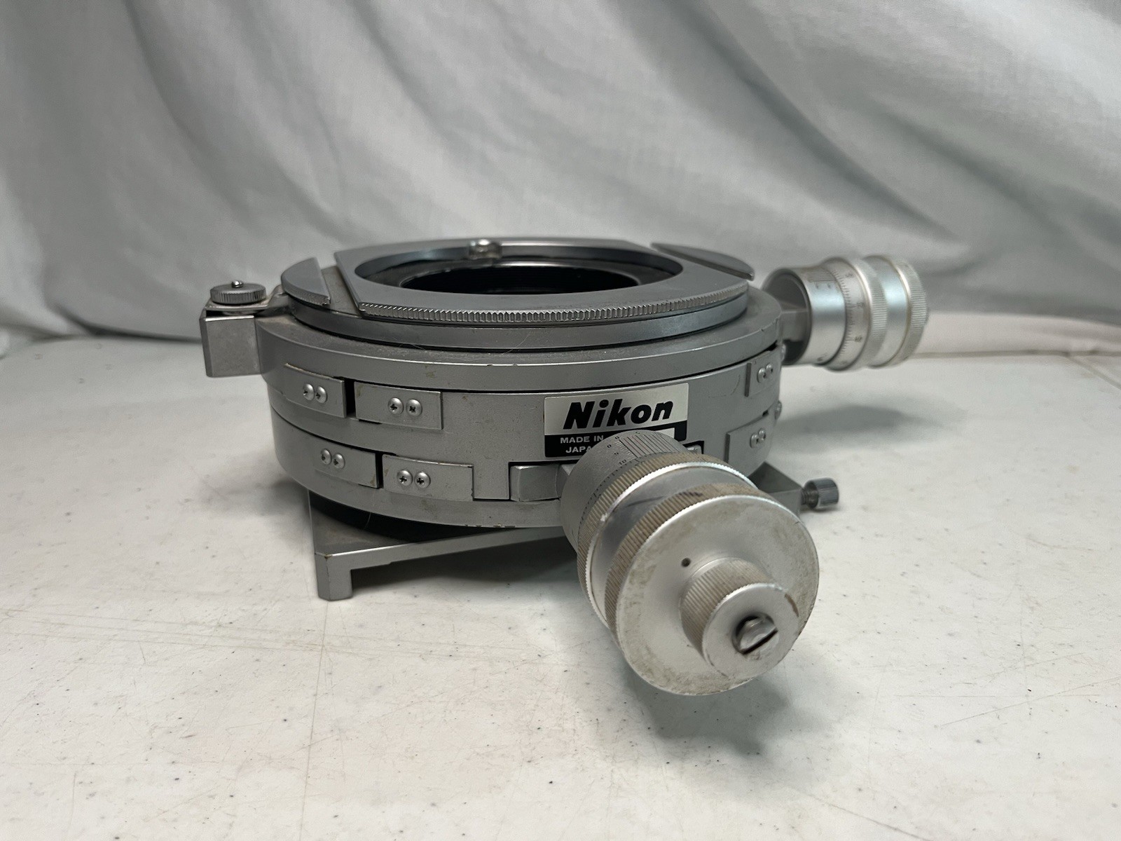 NIKON HIGH-PRECISION MEASURING XY STAGE FOR MICROSCOPE & COMPARATOR NIKON HIGH-PRECISION MEASURING XY STAGE FOR MICROSCOPE & COMPARATOR