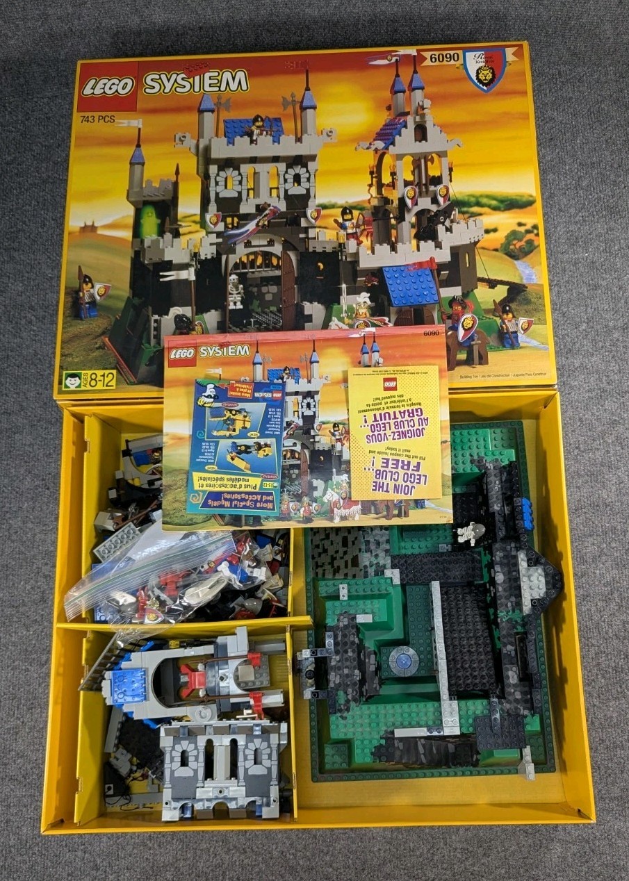 LEGO 6090 Royal Knight’s Castle Complete w/ Instructions And Box