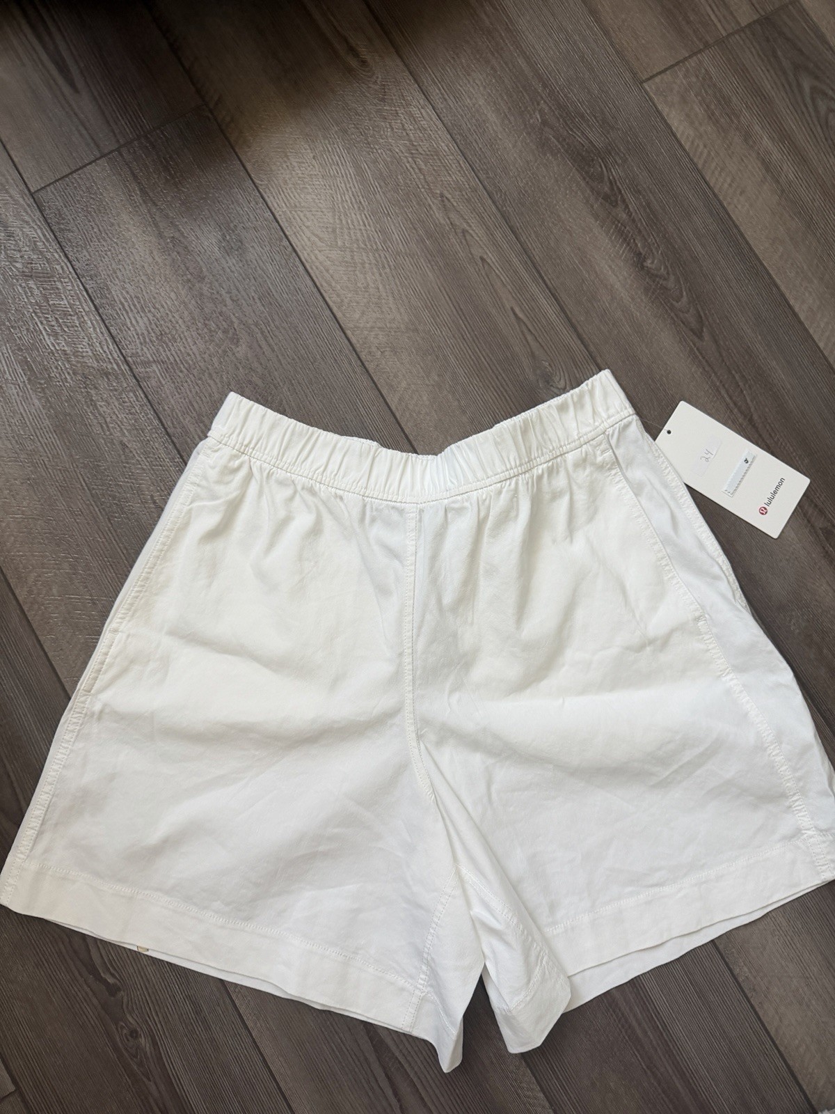 Lululemon Men’s HR Relaxed White Short 7”Inseam Size Large Lululemon Men’s HR Relaxed White Short 7”Inseam Size Large