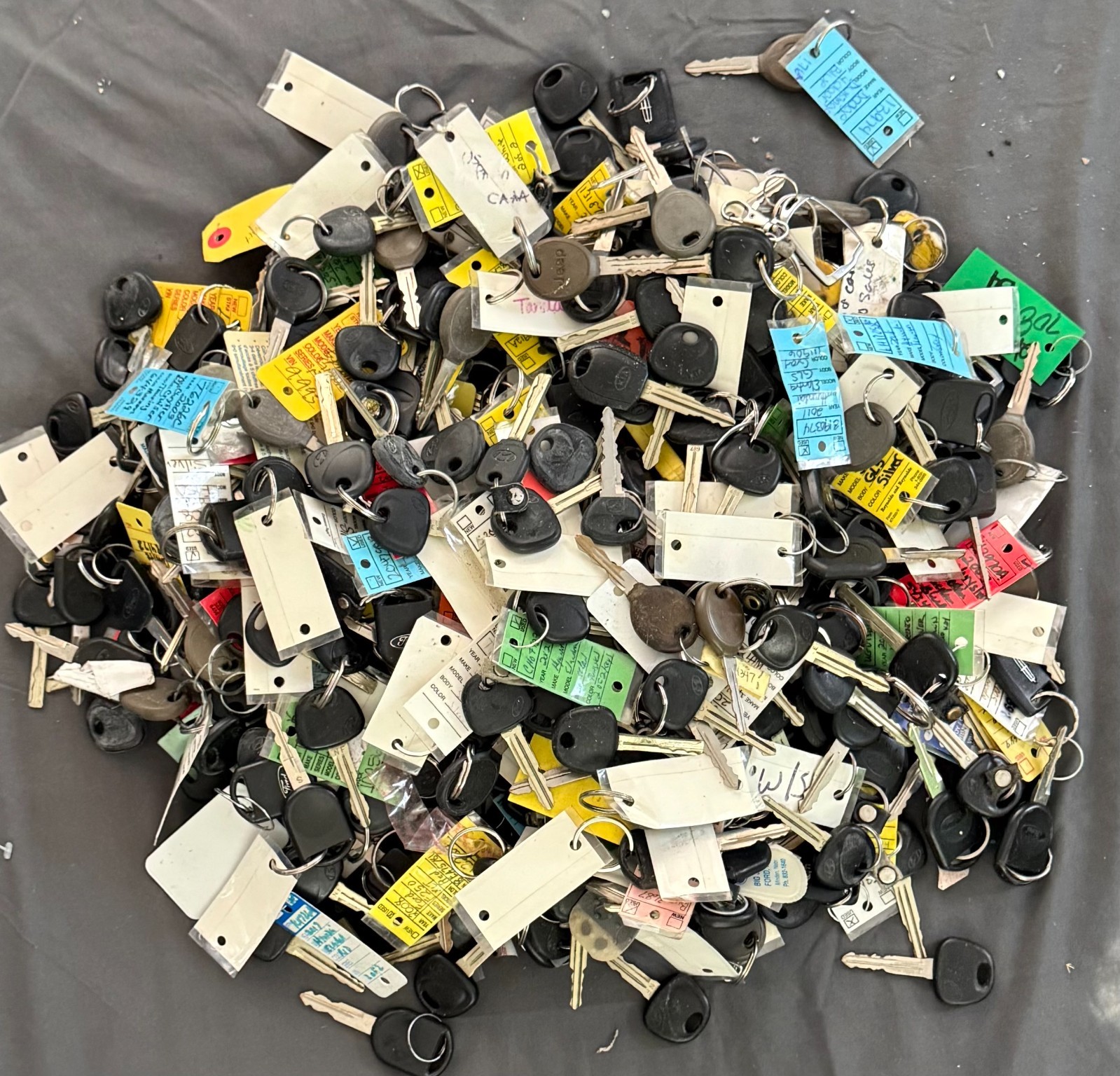 Lot of 352 Ford Infiniti Jeep Ignition Keys Remotes Car Keys Bulk