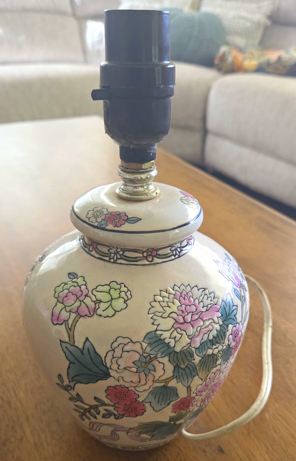 Vintage Chinoiserie Ginger Jar Porcelain Lamp In Traditional Famille Rose Stle.
