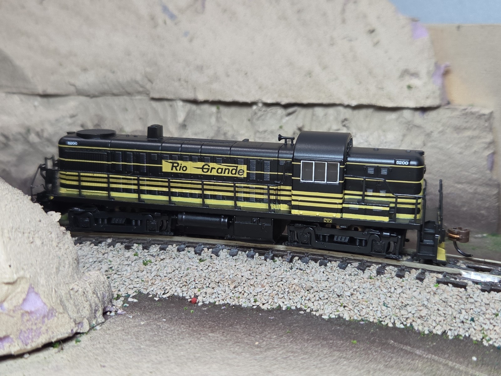 Bachman N Scale 64252 D&RGW Diesel Locomotive DCC ALCO RS3 Early #5200 Tested Bachman N Scale 64252 D&RGW Diesel Locomotive DCC ALCO RS3 Early #5200 Tested