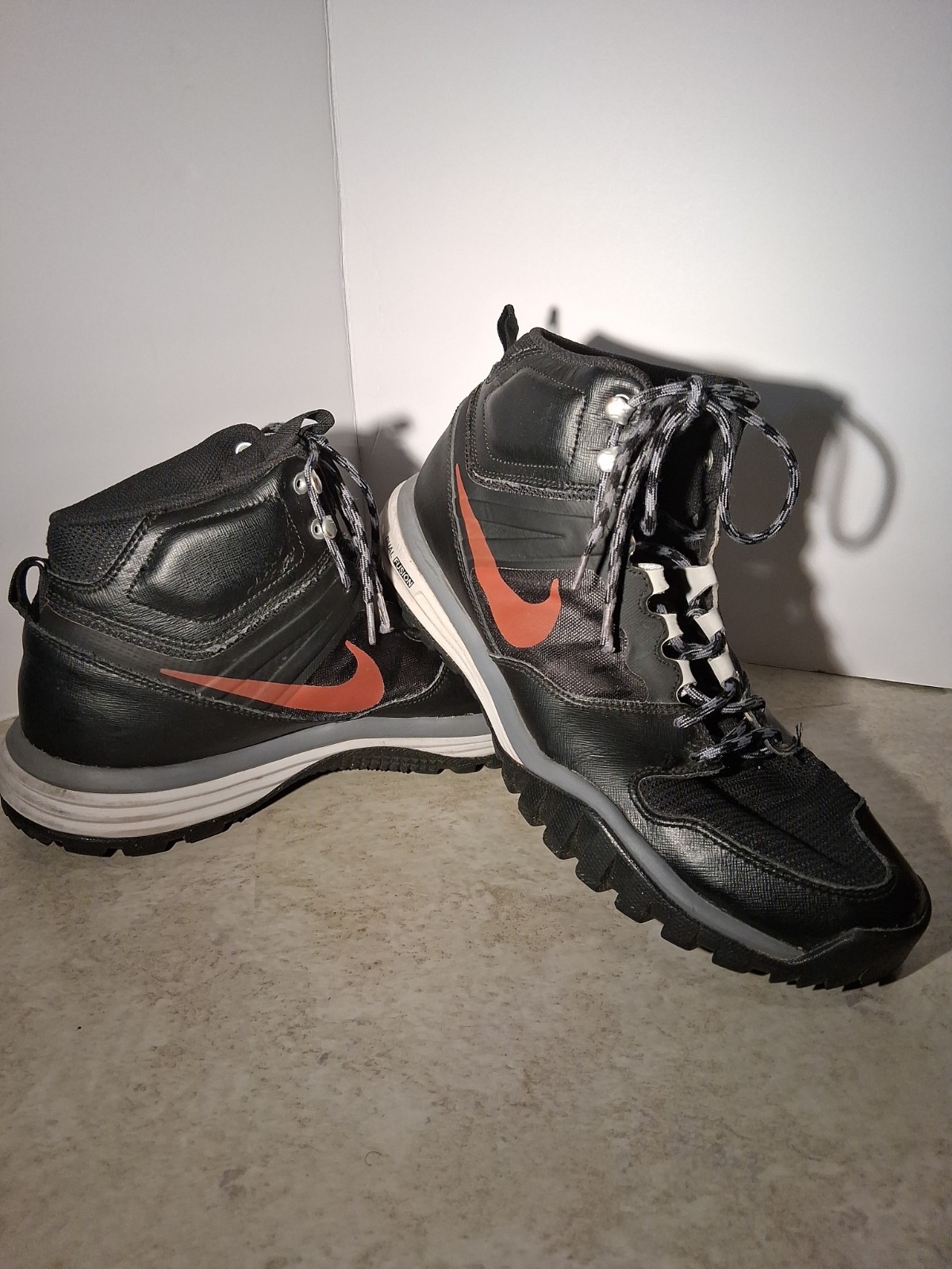 Nike Dual Fusion Hills Mid High Top Mens 12 Black Red Swoosh Sneaker Hiking Boot Nike Dual Fusion Hills Mid High Top Mens 12 Black Red Swoosh Sneaker Hiking Boot