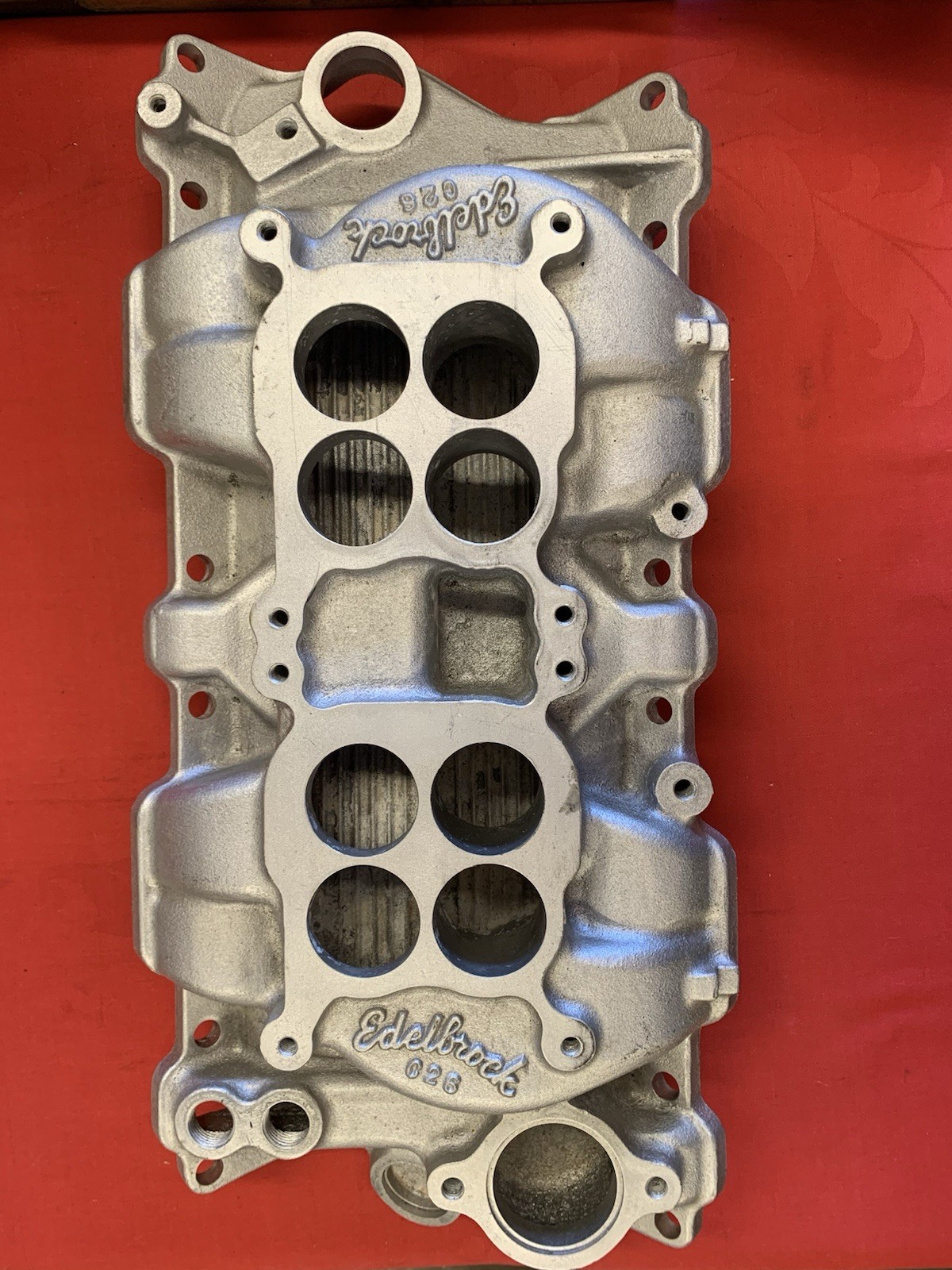 Edelbrock C26, Dual Carb SBC Intake “LQQK”