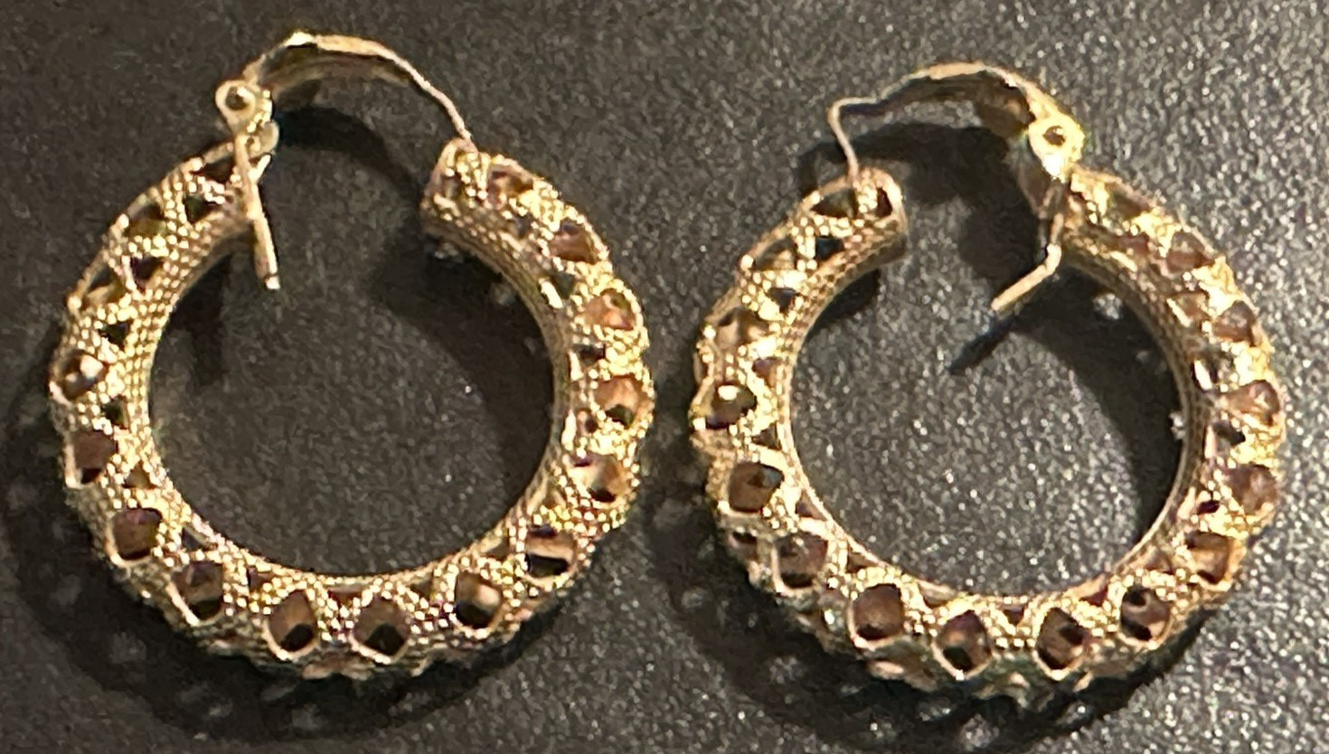 Vintage Wells 14k Gold Filled Textured Hoop Earrings Signed Vintage Wells 14k Gold Filled Textured Hoop Earrings Signed