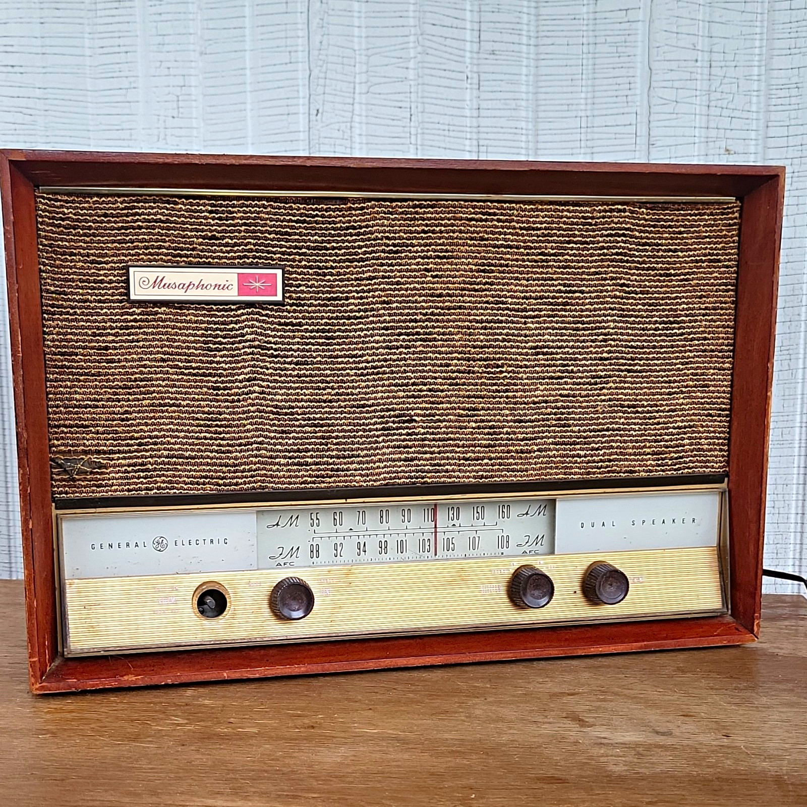General Electric Musaphonic T-150A Table Radio AM/FM AFC Phono Ext Speaker General Electric Musaphonic T-150A Table Radio AM/FM AFC Phono Ext Speaker