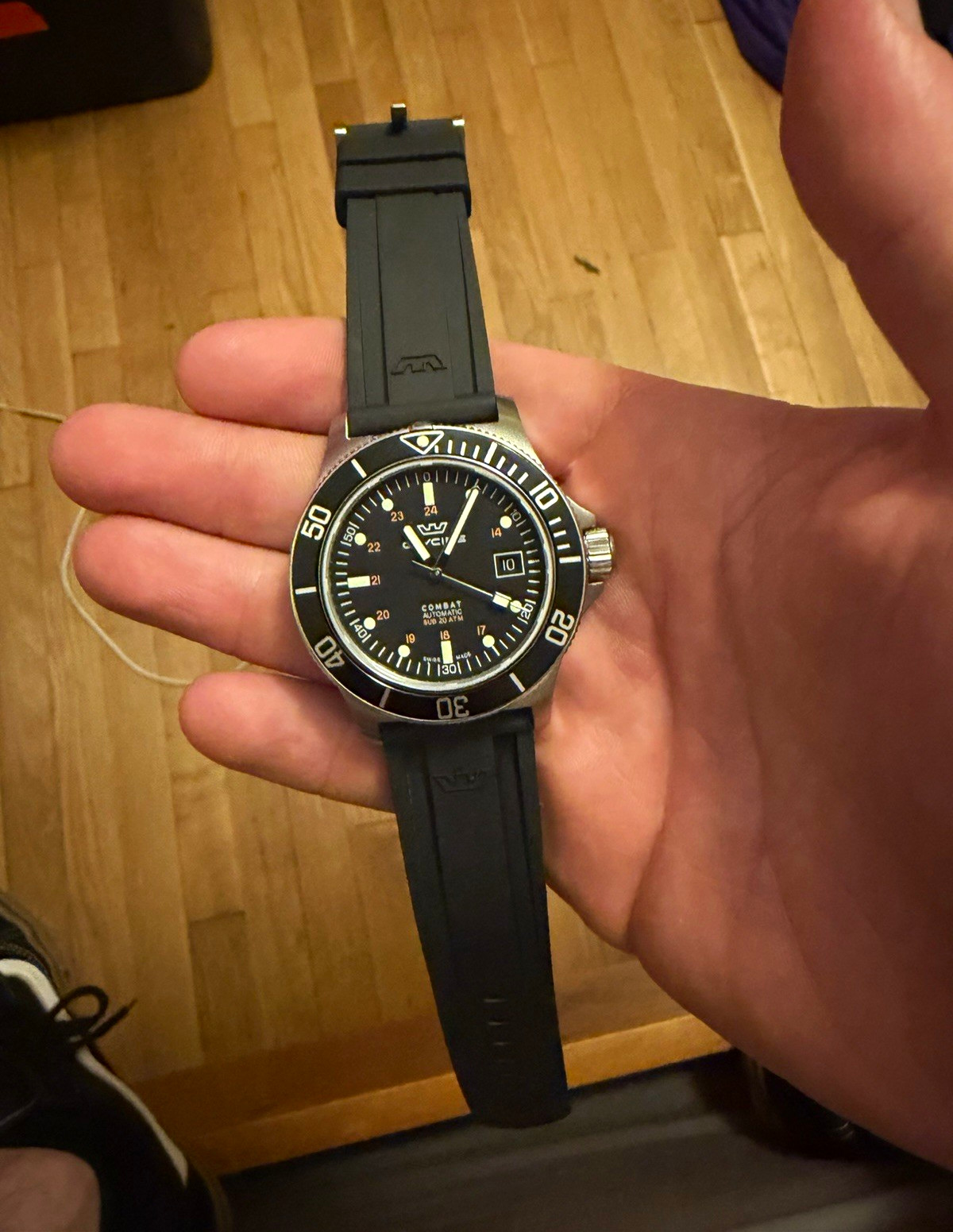 Glycine Combat Sub Automatic Diver Watch 200m Swiss Sapphire Date Black