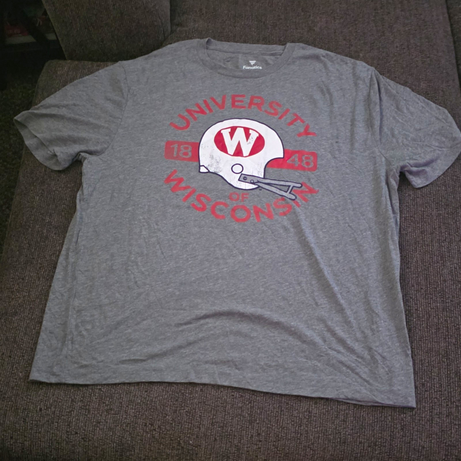 Fanatics Wisconsin Badgers Football Helmet T-Shirt Gray/Red/White Sz XL No Tag Fanatics Wisconsin Badgers Football Helmet T-Shirt Gray/Red/White Sz XL No Tag