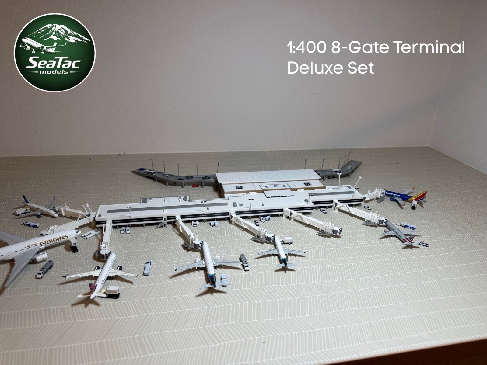 1:400 8-Gate Model Airport Terminal Deluxe Set White Jetbridge Version 1:400 8-Gate Model Airport Terminal Deluxe Set White Jetbridge Version