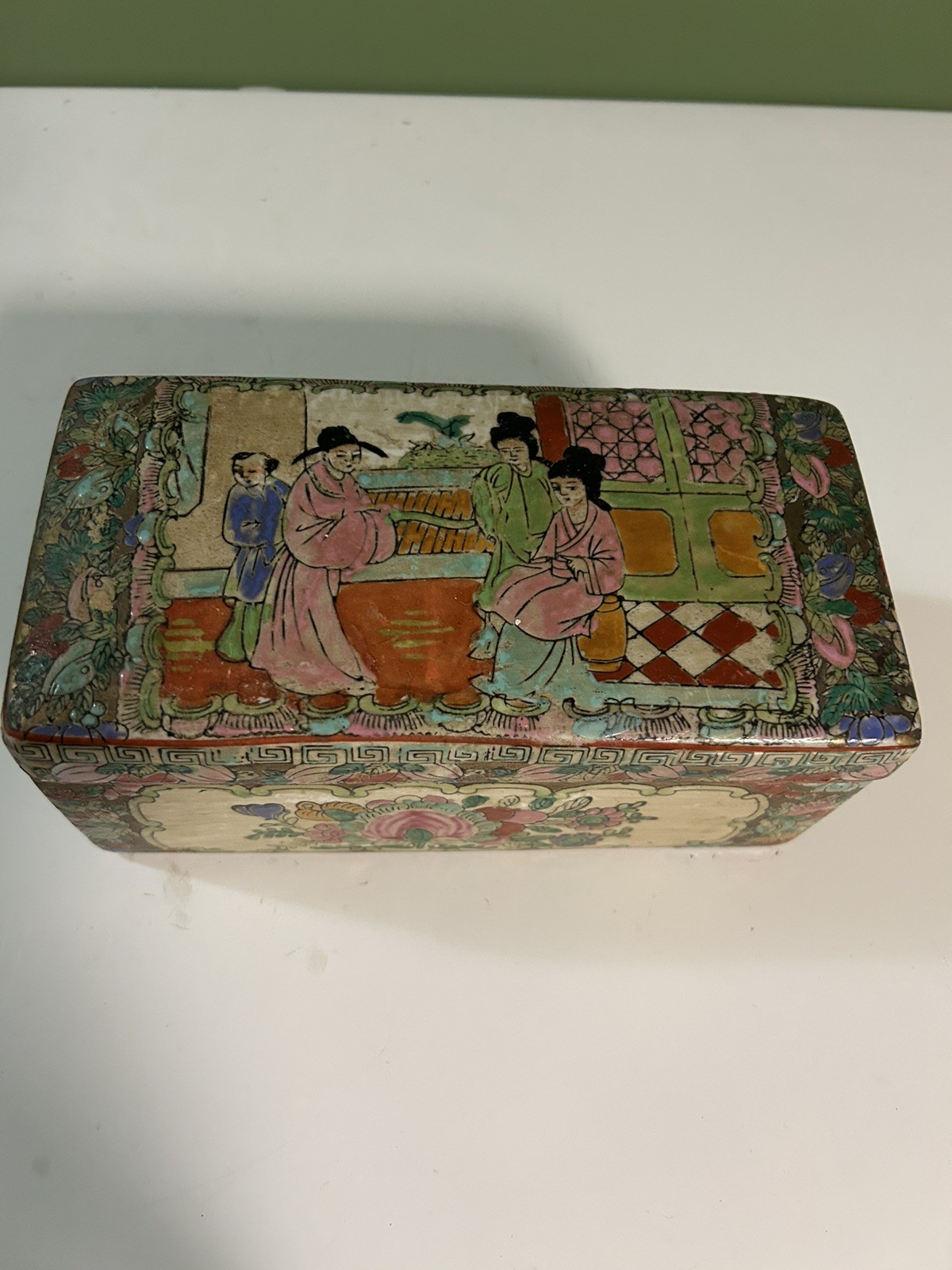 Oriental Rose Medallionporcelain box Oriental Rose Medallionporcelain box