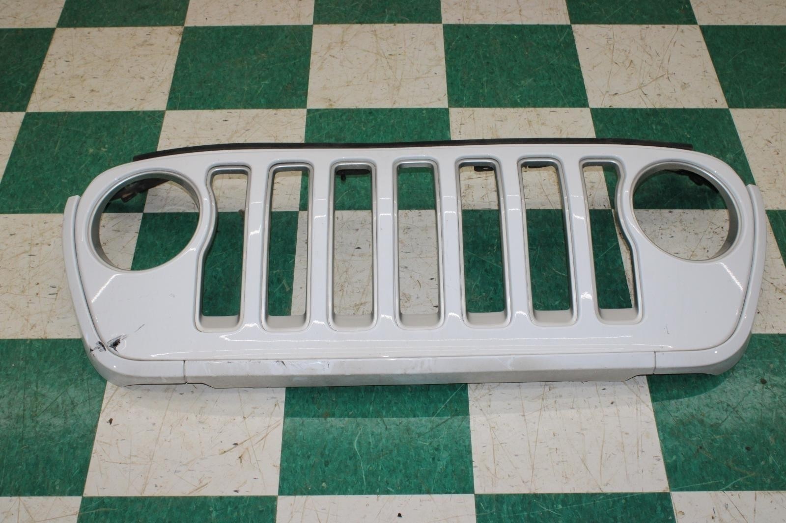 ⚠️DMG⚠️ 18-24 Wrangler White Painted Front Grill Panel w/o Grill Inserts OEM WTY