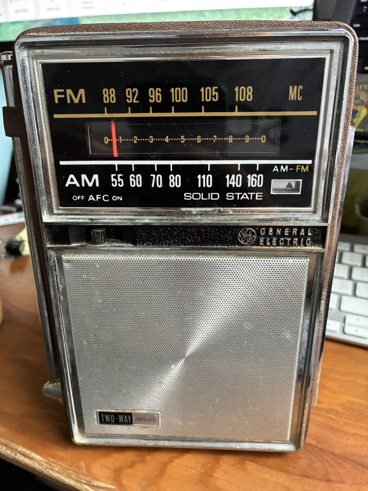 Vintage General Electric AM/FM Portable Radio GE Model P977B Solid State Brown Vintage General Electric AM/FM Portable Radio GE Model P977B Solid State Brown