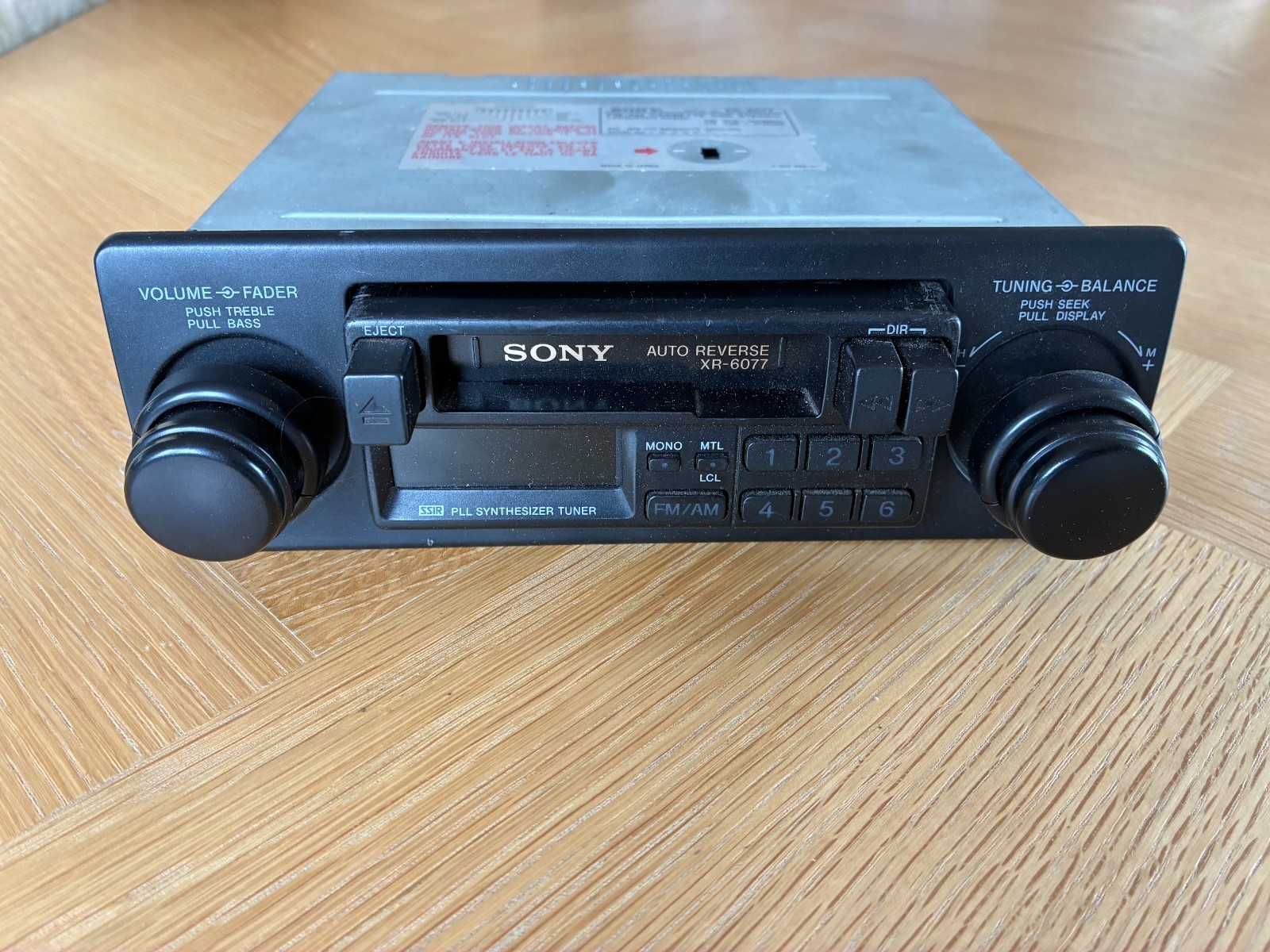 Retro radio Sony XR-6077