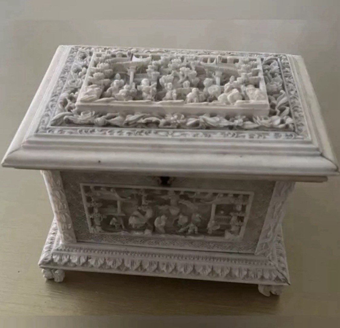 RARE Early 19th Century Chinese Canton Carved Box