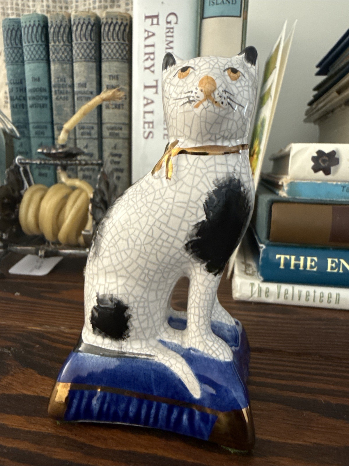 Antique Miniature Staffordshire Kent England Black & White Cat on Pillow 4” EC