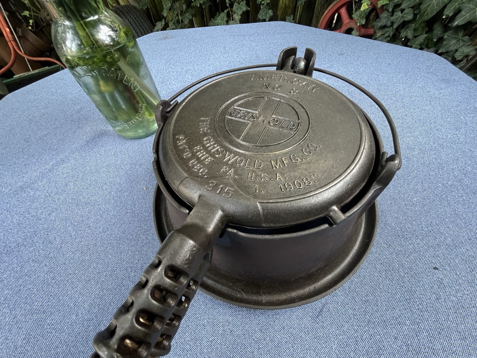 Antique GRISWOLD American No8 Cast Iron Waffle Iron With Tall Base