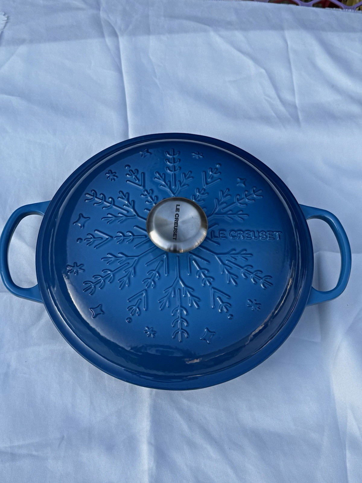 Le Creuset Noël Collection Signature Snowflake Christmas Braiser Marseille Le Creuset Noël Collection Signature Snowflake Christmas Braiser Marseille