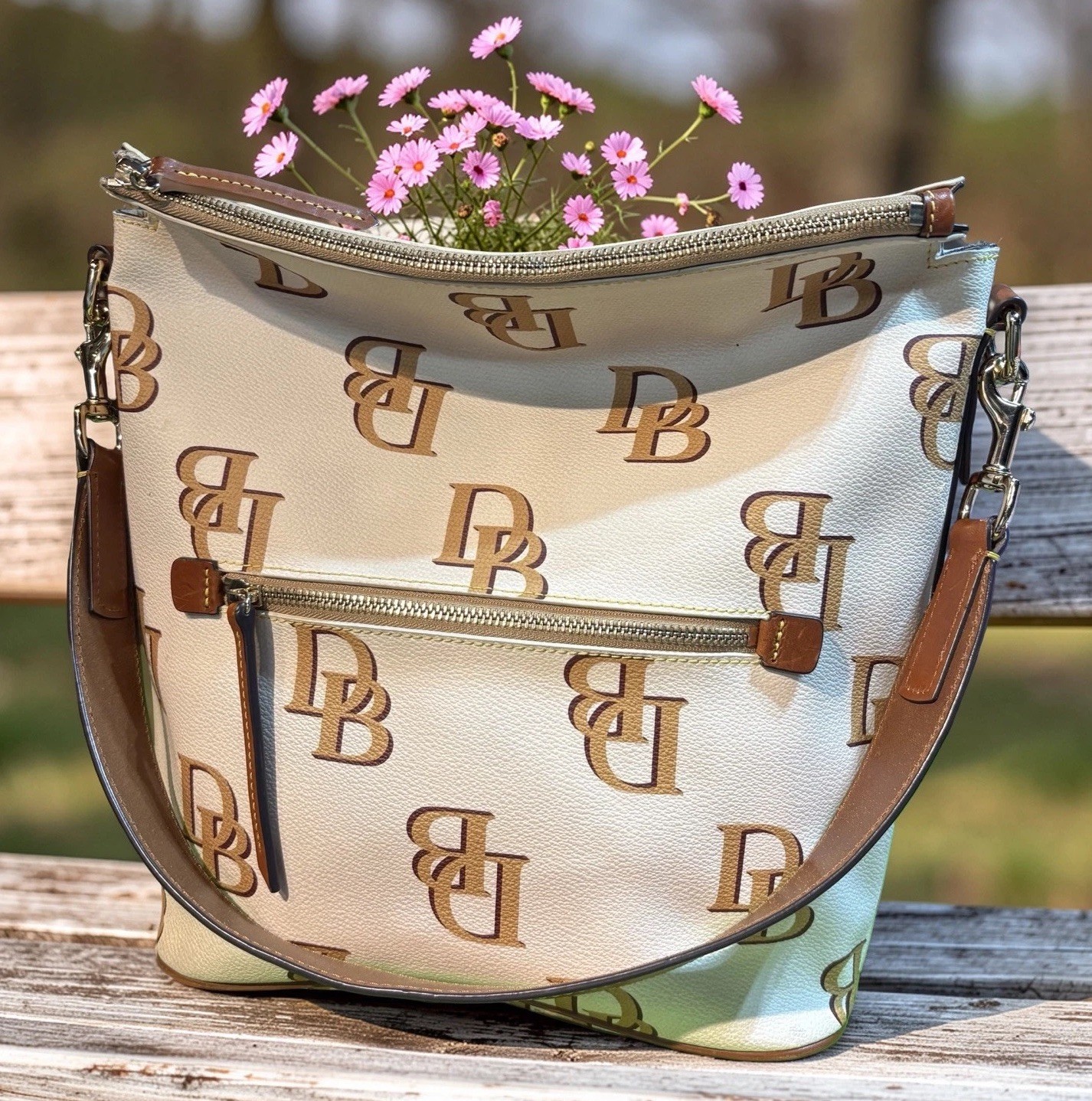 Dooney Bourke Ivory Bone Brown DB Logo Monogram Large Hobo Sac Shoulder Bag
