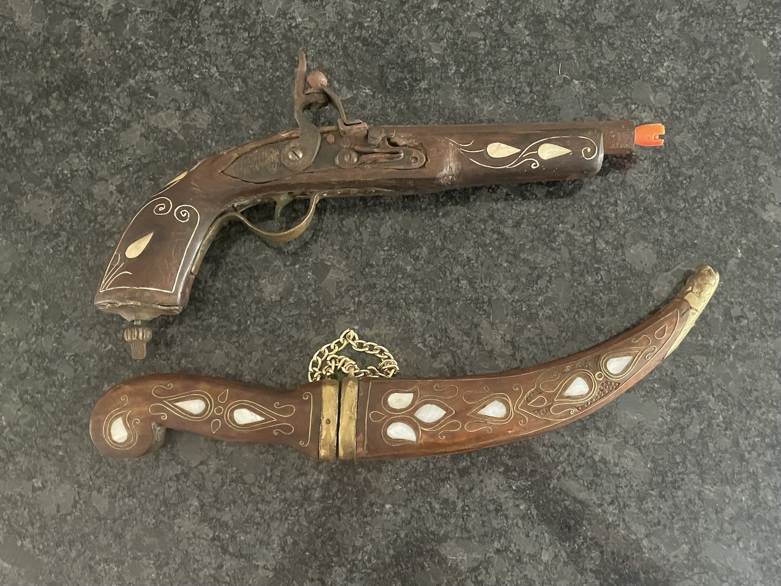 Non-Firing Antique Replica Flintlock And Blunt Dagger Non-Firing Antique Replica Flintlock And Blunt Dagger