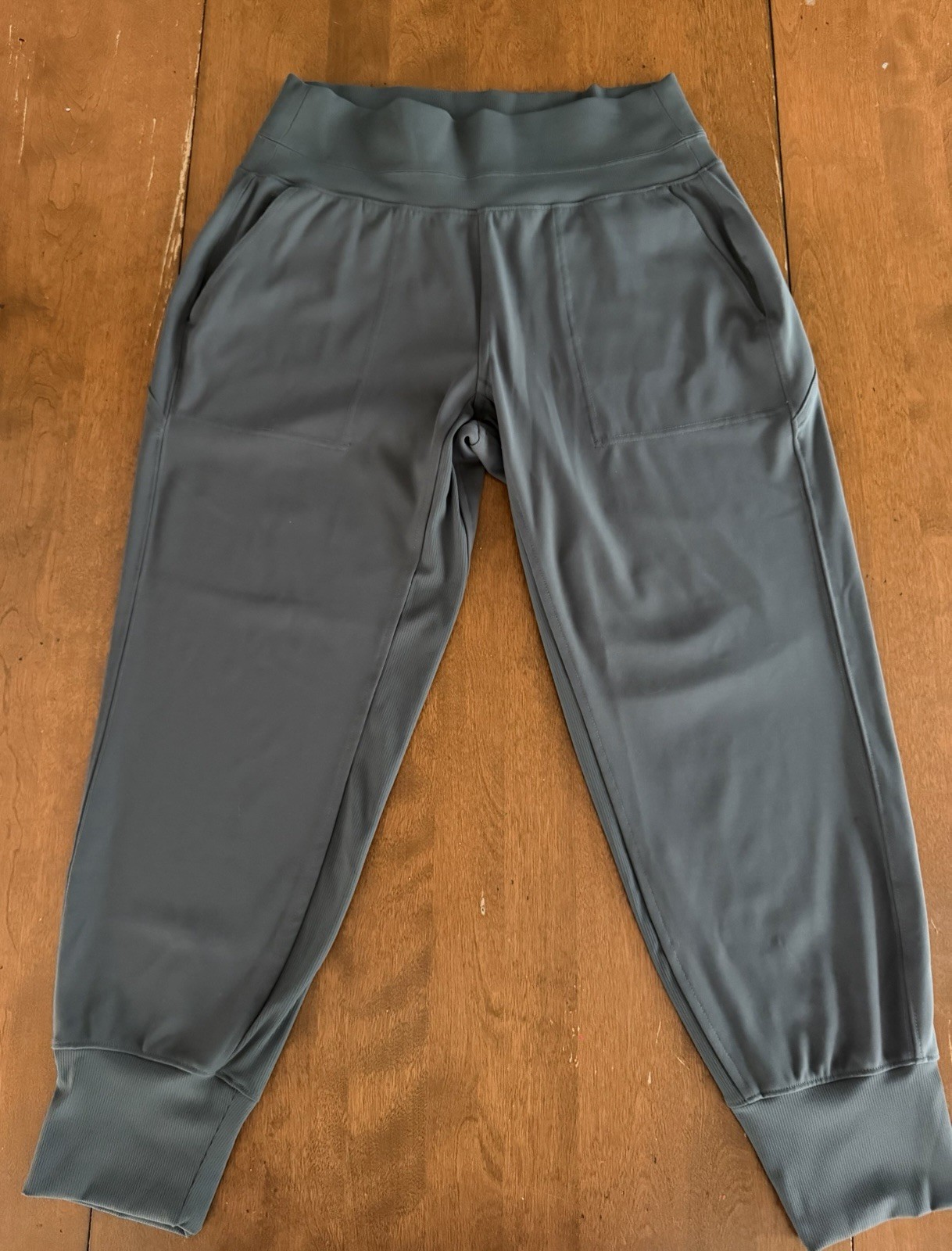 Athleta Women’s Grey Joggers Size M/P Elastic Waist Band And Zipper Pockets Athleta Women’s Grey Joggers Size M/P Elastic Waist Band And Zipper Pockets