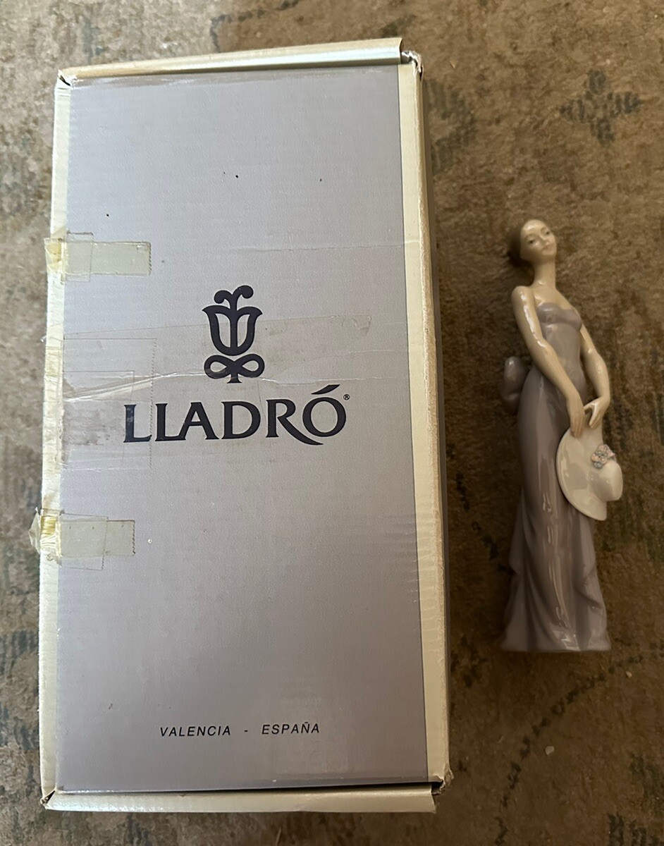 Lladro #05598 BRIDESMAID Porcelain Figurine Purple Dress & Hat Original Box Lladro #05598 BRIDESMAID Porcelain Figurine Purple Dress & Hat Original Box