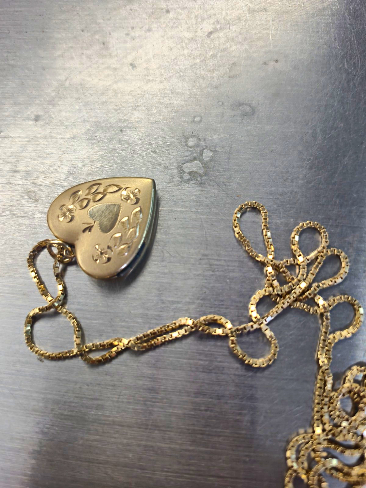 Solid 14kt Gold Engraved Heart Charm Pendant Necklace Chain Love Theme Metal Solid 14kt Gold Engraved Heart Charm Pendant Necklace Chain Love Theme Metal