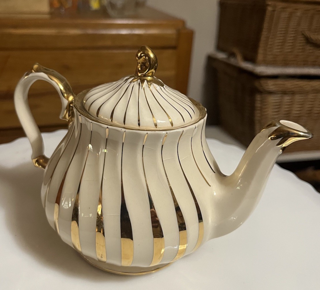 Sadler England Gold & Ivory Swirl Vintage 2-cup Mini Teapot 1940s Sadler England Gold & Ivory Swirl Vintage 2-cup Mini Teapot 1940s