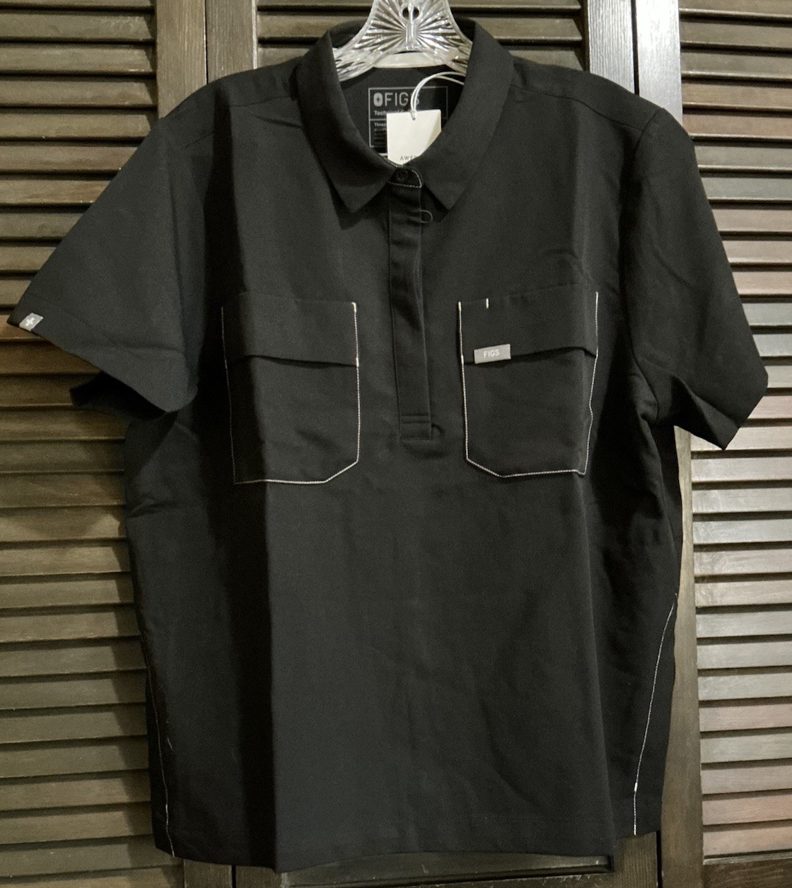 FIGS NWT Scrub Top Black Saiya Classic Cargo Pocketed Technical Collection  Sz L
